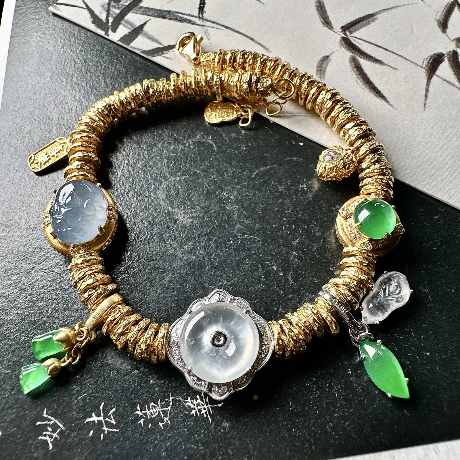 【冰种多种元素盘缠手链】颗颗冰透，饱满圆润，光泽闪耀，流行款，18K金钻镶嵌，其中一颗裸石尺寸10.1*2.7毫米