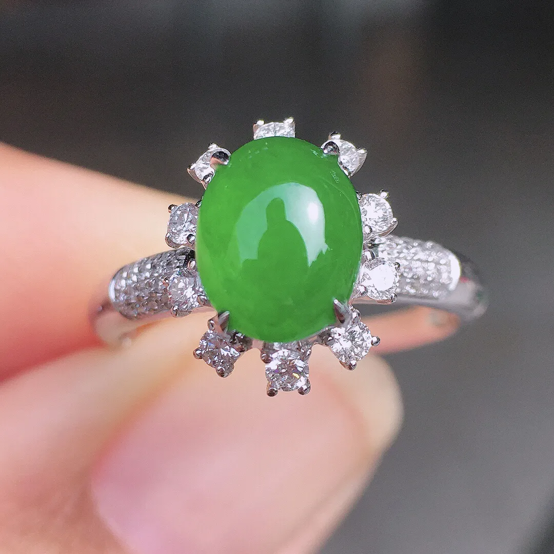 阳绿蛋面戒指，色泽均匀艳丽，玉质细腻，荧光感超
强，饱满圆润，尽显优雅气质，18k
金豪华镶嵌