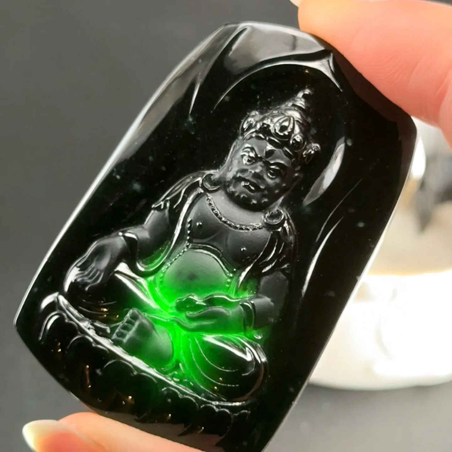 精品墨翠黄财神 种好色正 黑度极好 打灯通透 油性十足 尺寸53