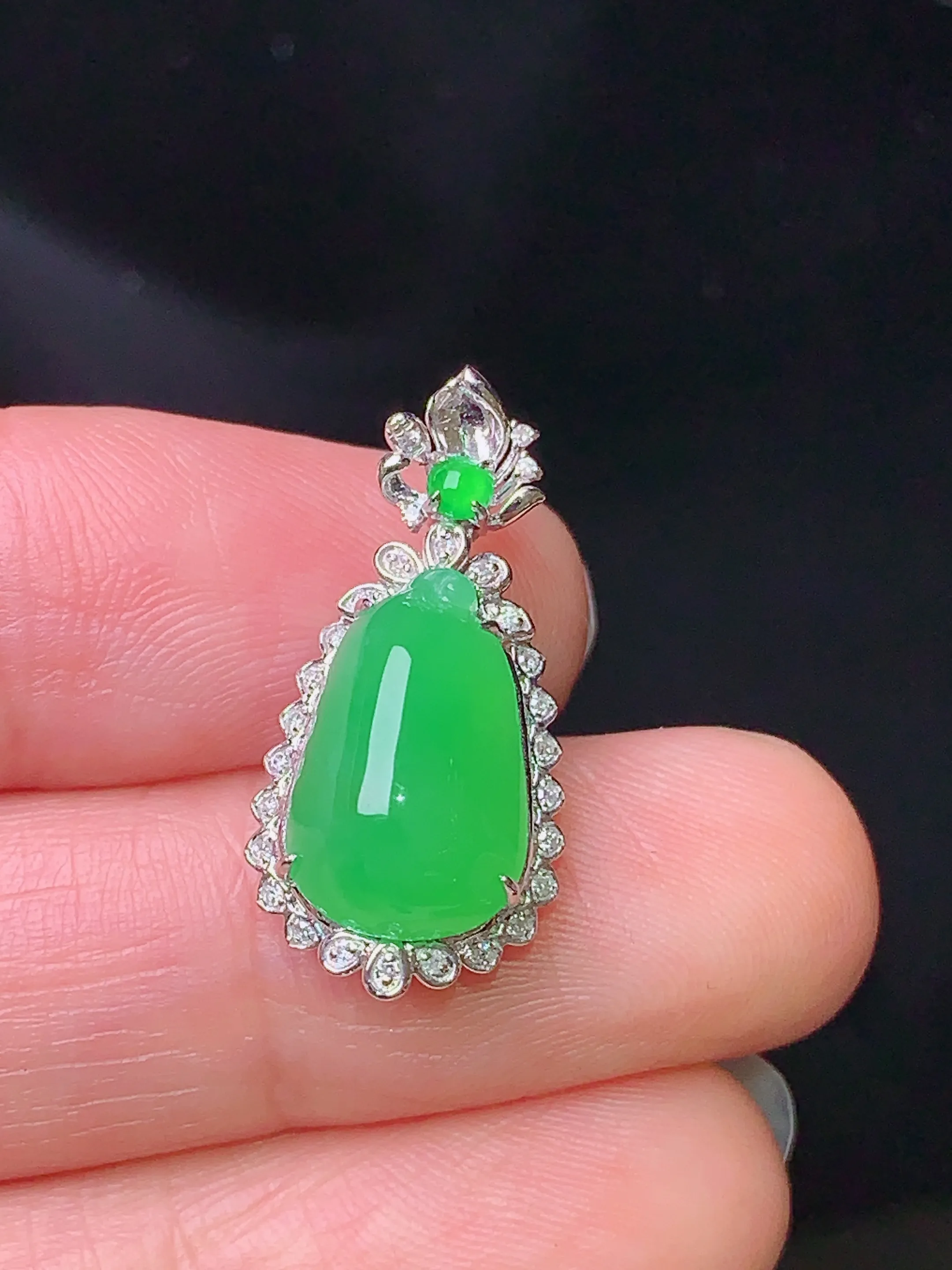 18k金钻镶嵌满绿福瓜吊坠 玉质细腻 色泽清新艳丽 整体尺寸23.3*11.5*8.5