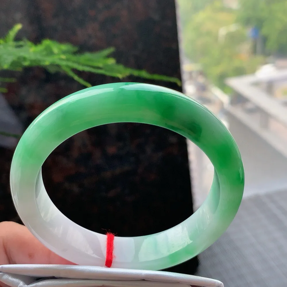 正圈冰糯阳绿 无瑕 尺寸:56.4/12.7/8.4 色阳