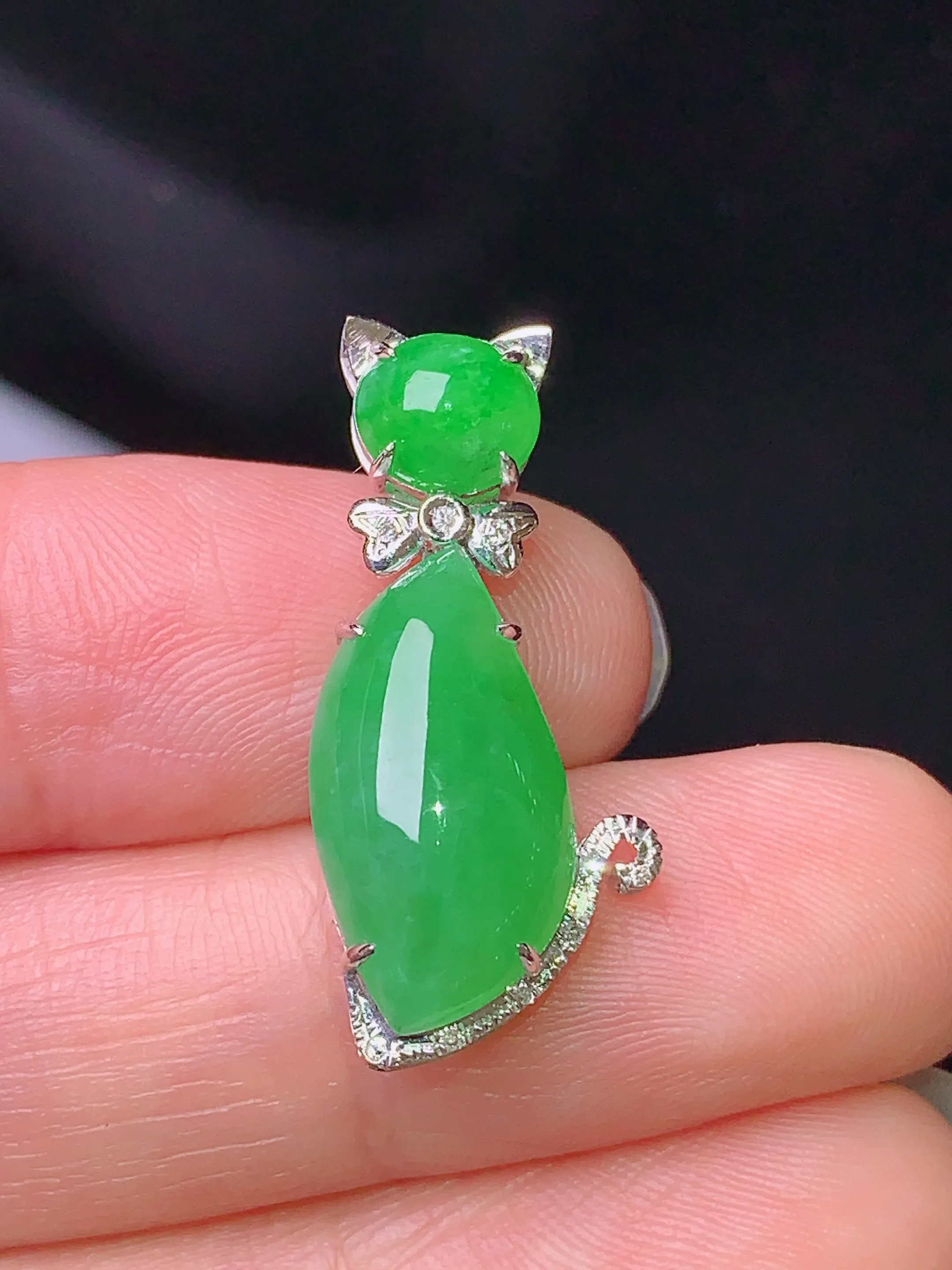 18k金钻镶嵌满绿随形吊坠 玉质细腻 色泽清新艳丽 整体尺寸26.5*11.8*6.3