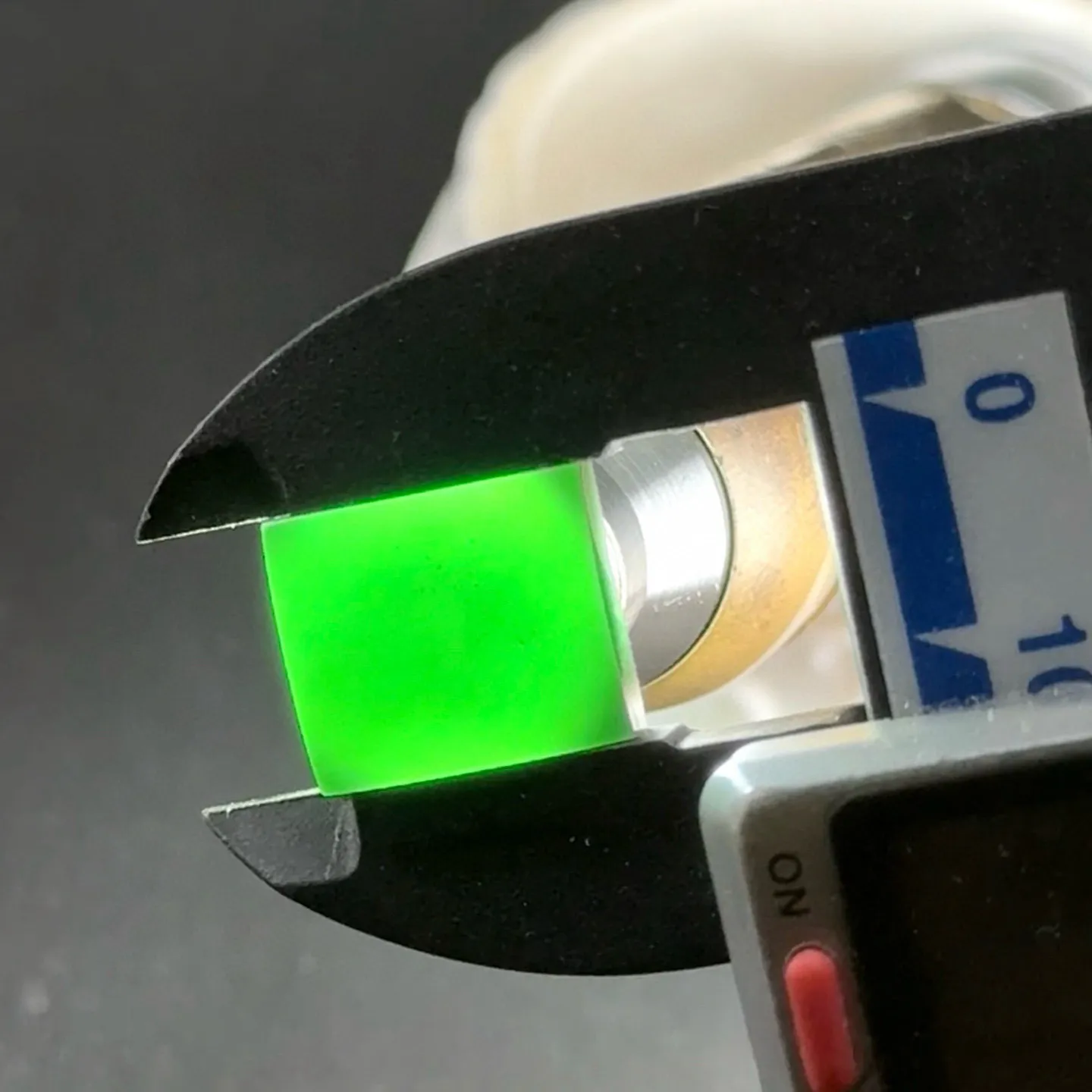 精品墨翠拱形戒面一枚 种好色正 黑度极好 打灯通透 油性十足 尺寸14