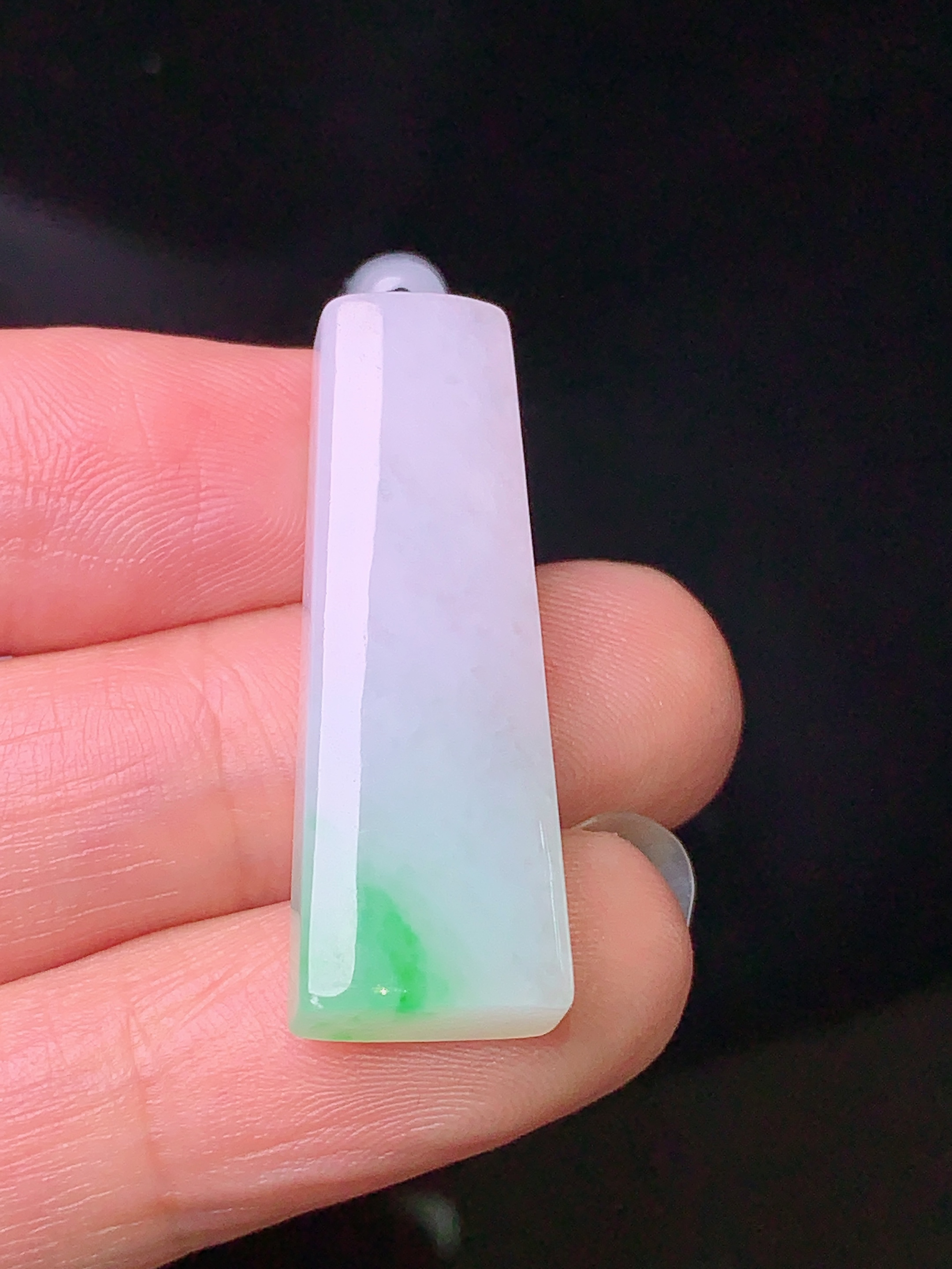 飘绿无事牌吊坠 玉质细腻 色泽清新艳丽 整体尺寸32.2*11*6.2