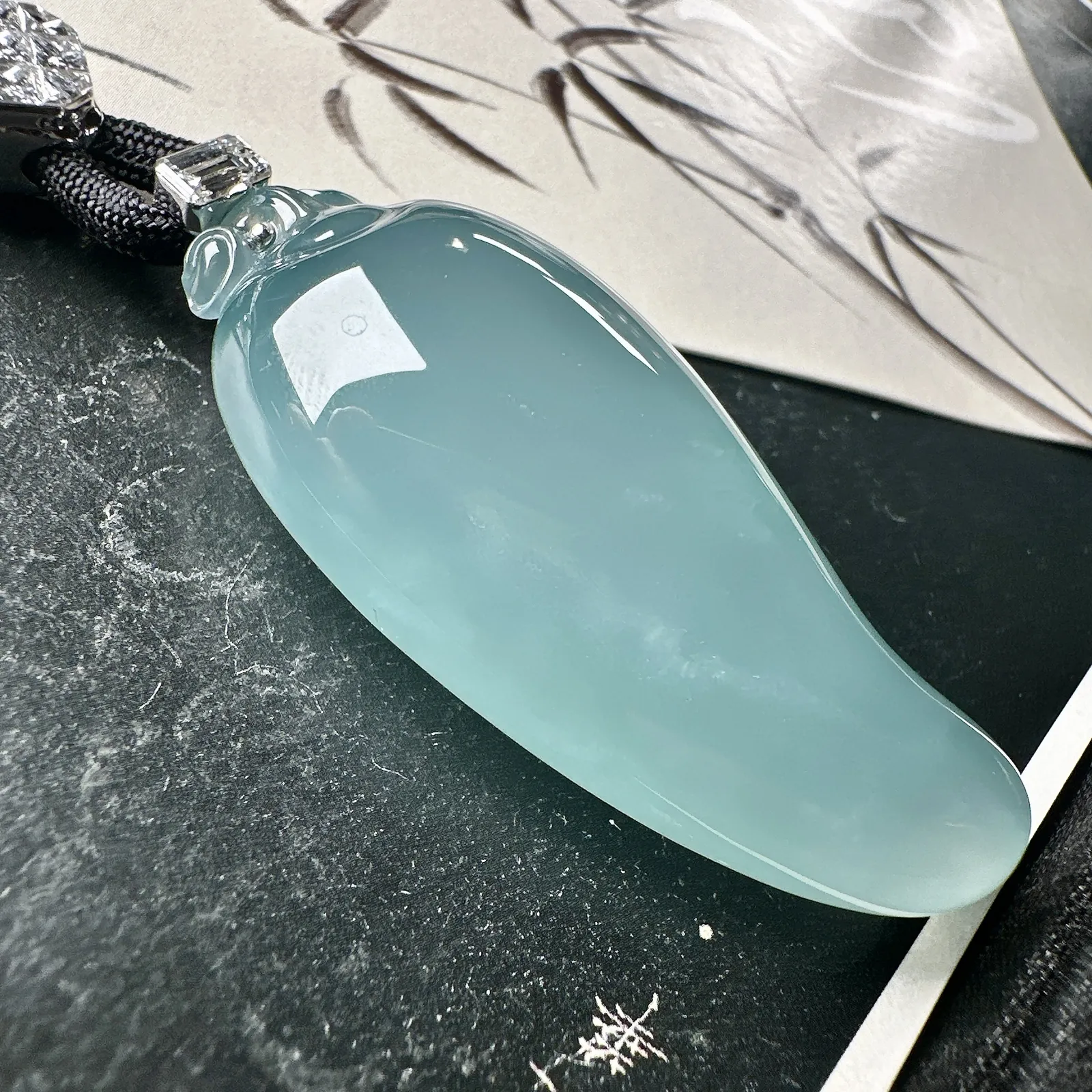 【冰种天空蓝大福瓜】质地冰润细腻，种老起光，收藏品质，18K金钻镶嵌，裸石尺寸53*24.6*15.4毫米