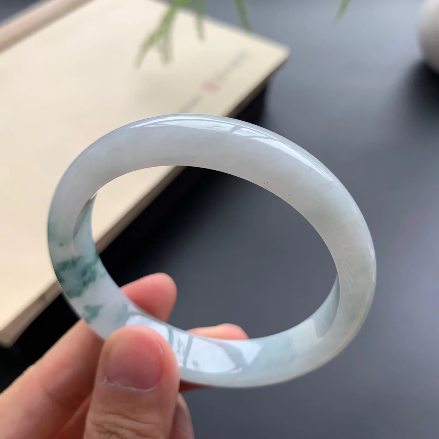 52圈口飘花正圈手镯 尺寸：52-11.3-7，无纹裂，细腻光滑，花色飘逸