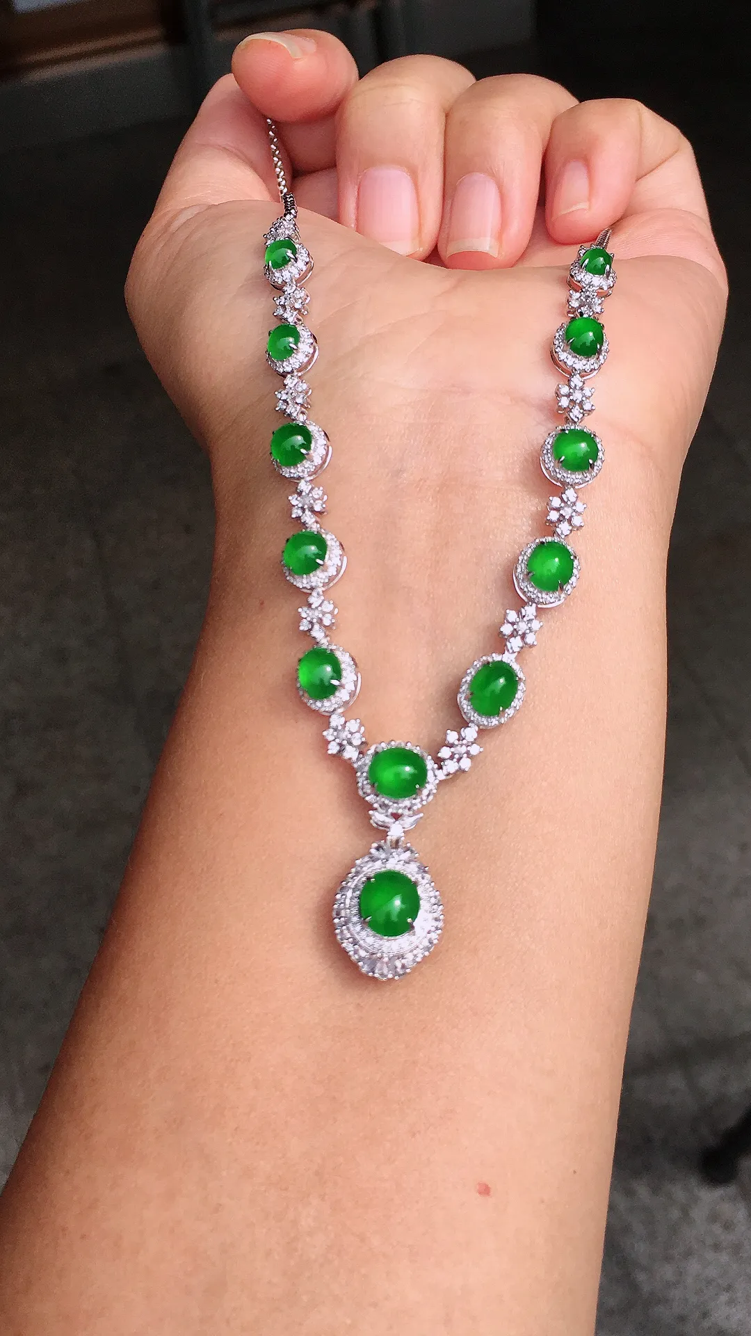 阳绿蛋面晚装项链，色泽均匀艳丽，玉质细腻，荧光感超
强，饱满圆润，尽显优雅气质，18k
金豪华镶嵌