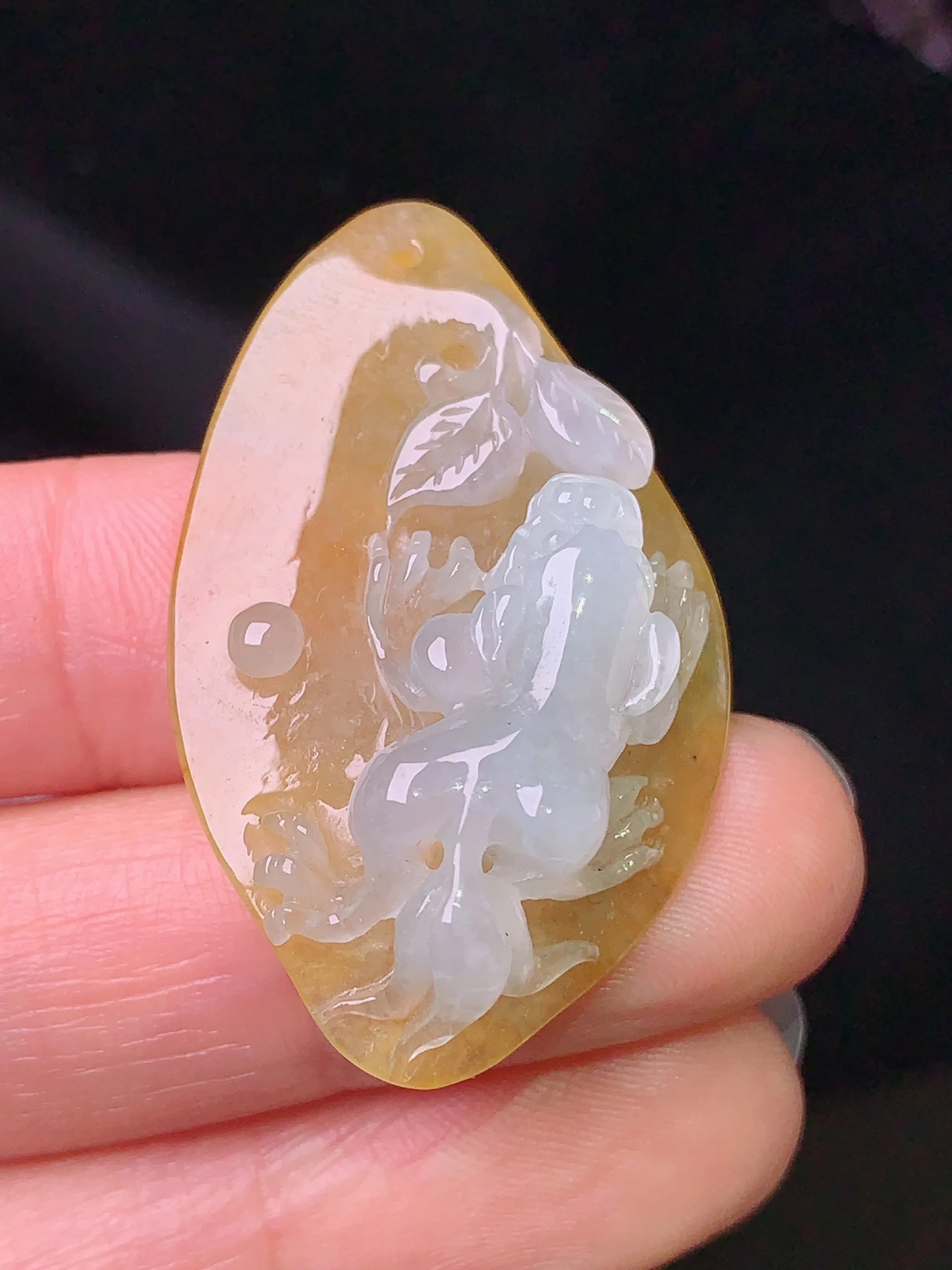 黄翡一叶成龙吊坠 玉质细腻 色泽清新艳丽 整体尺寸38.5*23.5*9