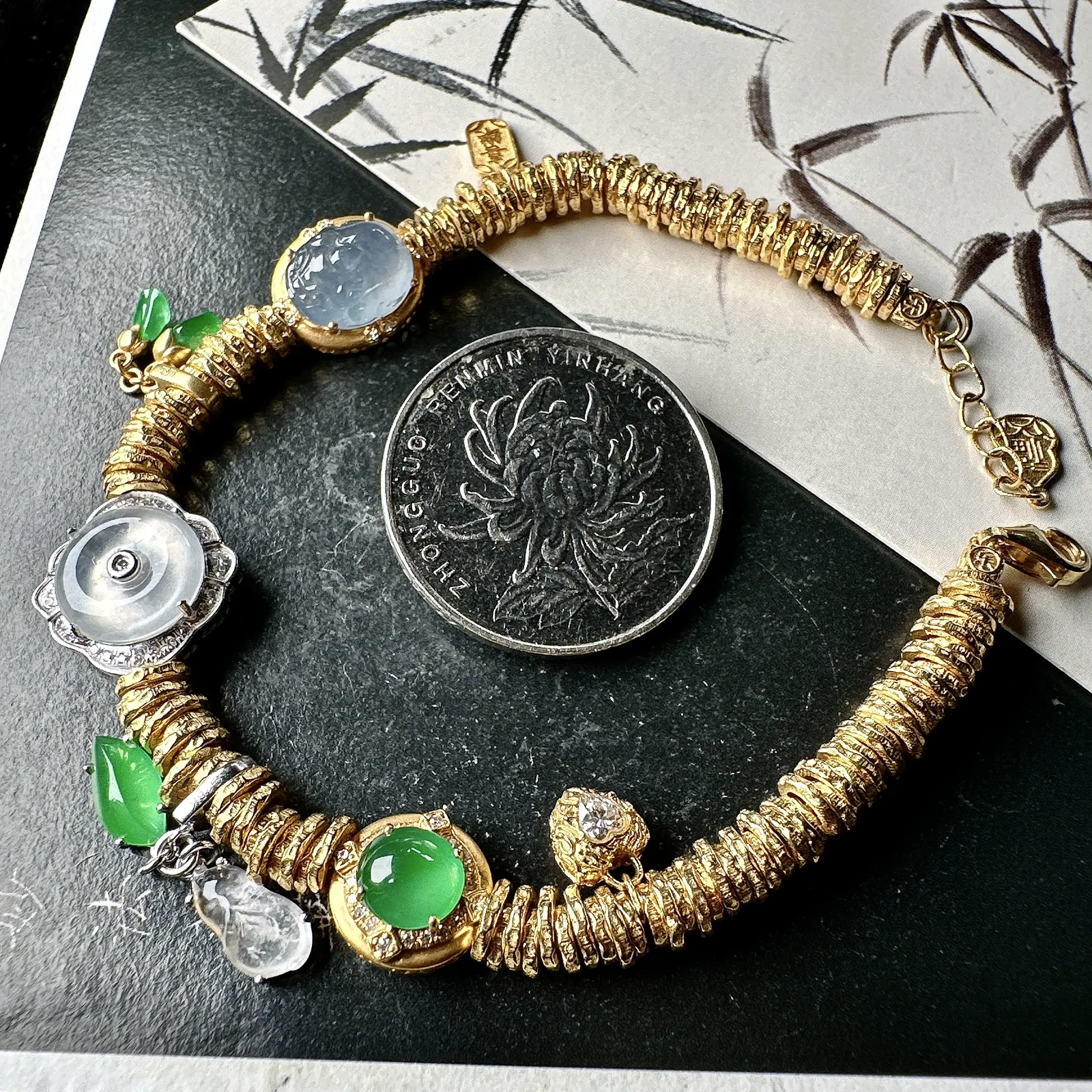 【冰种多种元素盘缠手链】颗颗冰透，饱满圆润，光泽闪耀，流行款，18K金钻镶嵌，其中一颗裸石尺寸10.1*2.7毫米