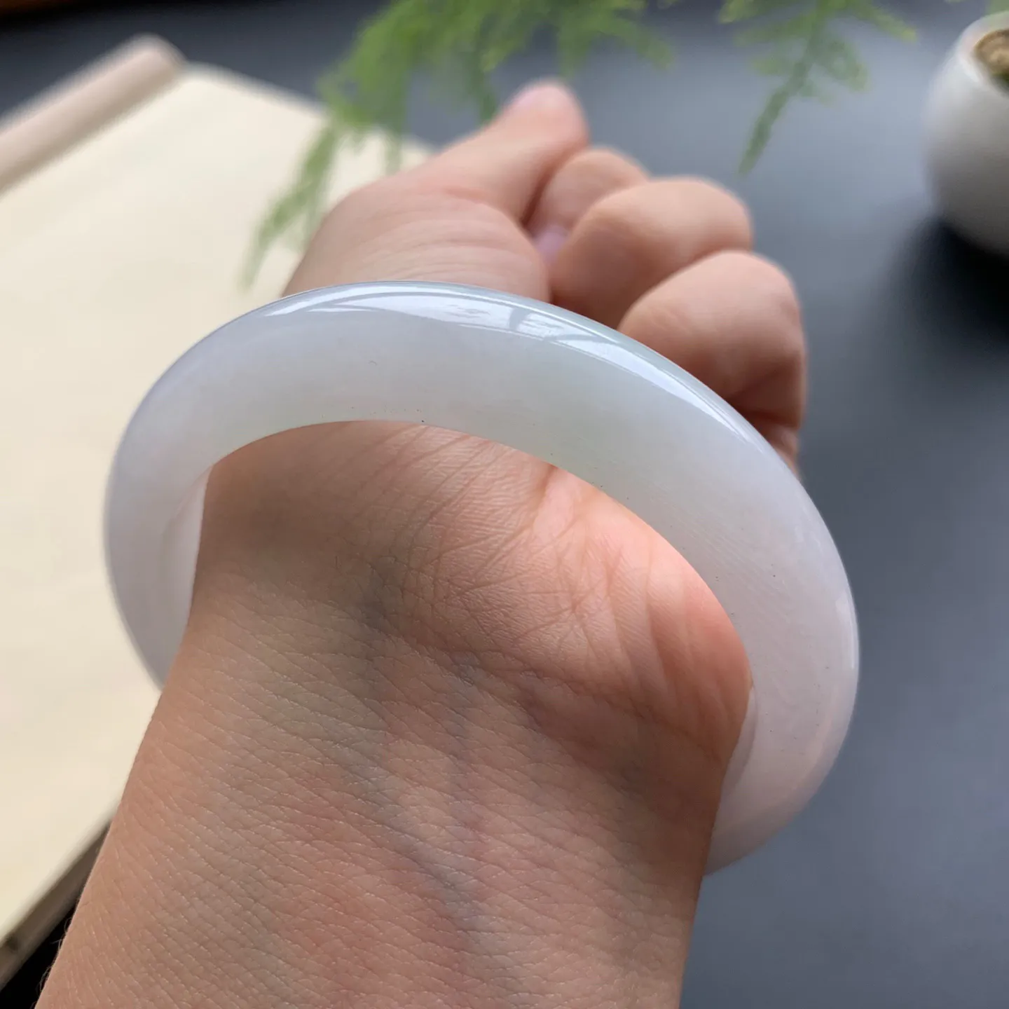 54.6圈口细糯正圈手镯 尺寸：54.6-12.5-8，无纹裂，细腻釉洁，清爽干净