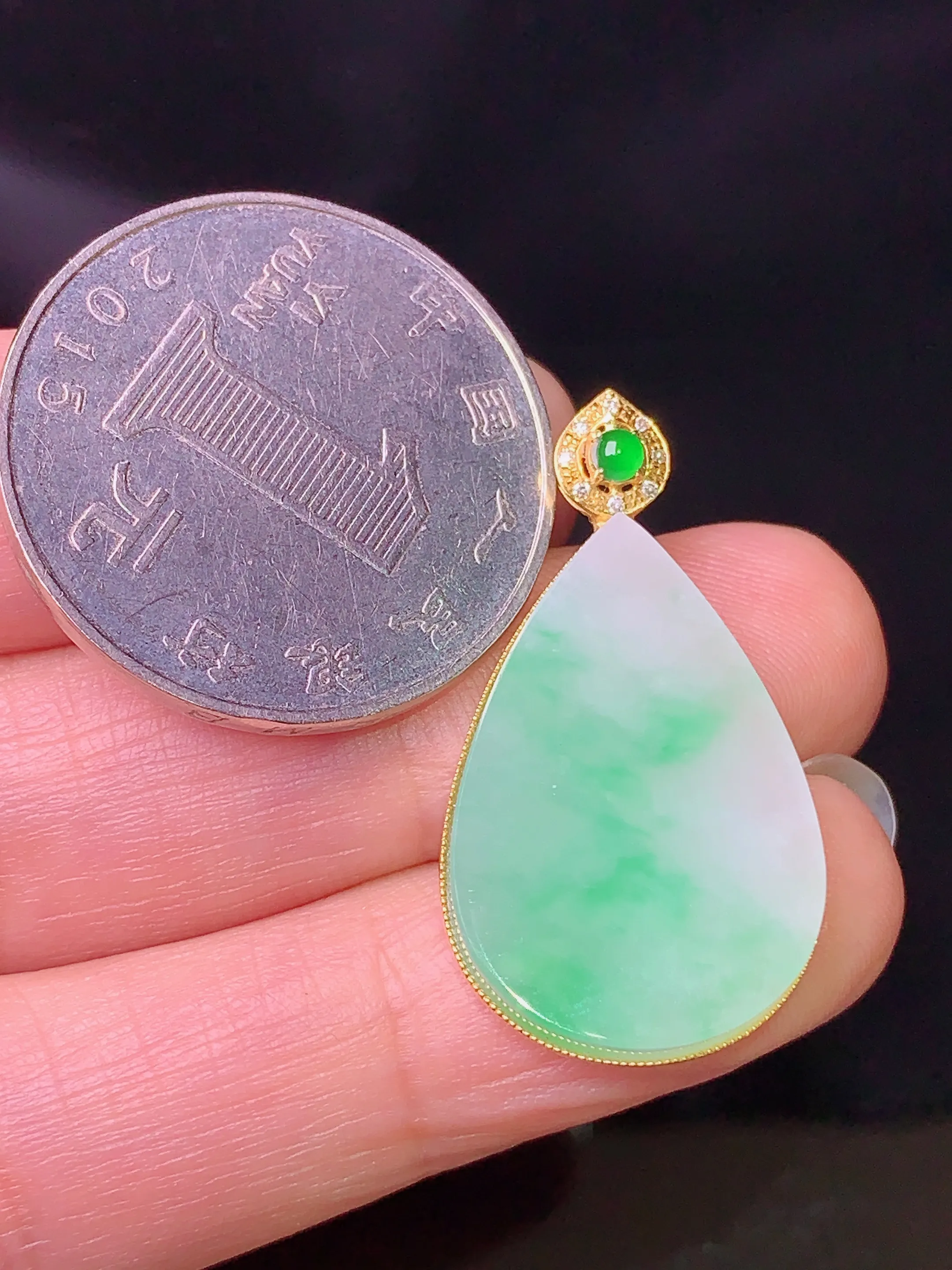 18k金钻镶嵌飘绿水滴吊坠 玉质细腻 色泽清新艳丽 整体尺寸30*16.3*4