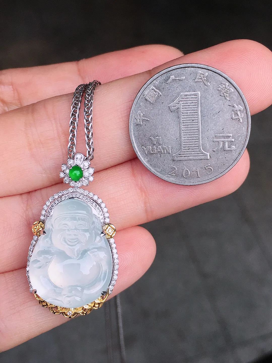 冰种【财神爷】吊坠，玉质细腻，荧光感超
强，饱满圆润，尽显优雅气质，18k
金豪华镶嵌