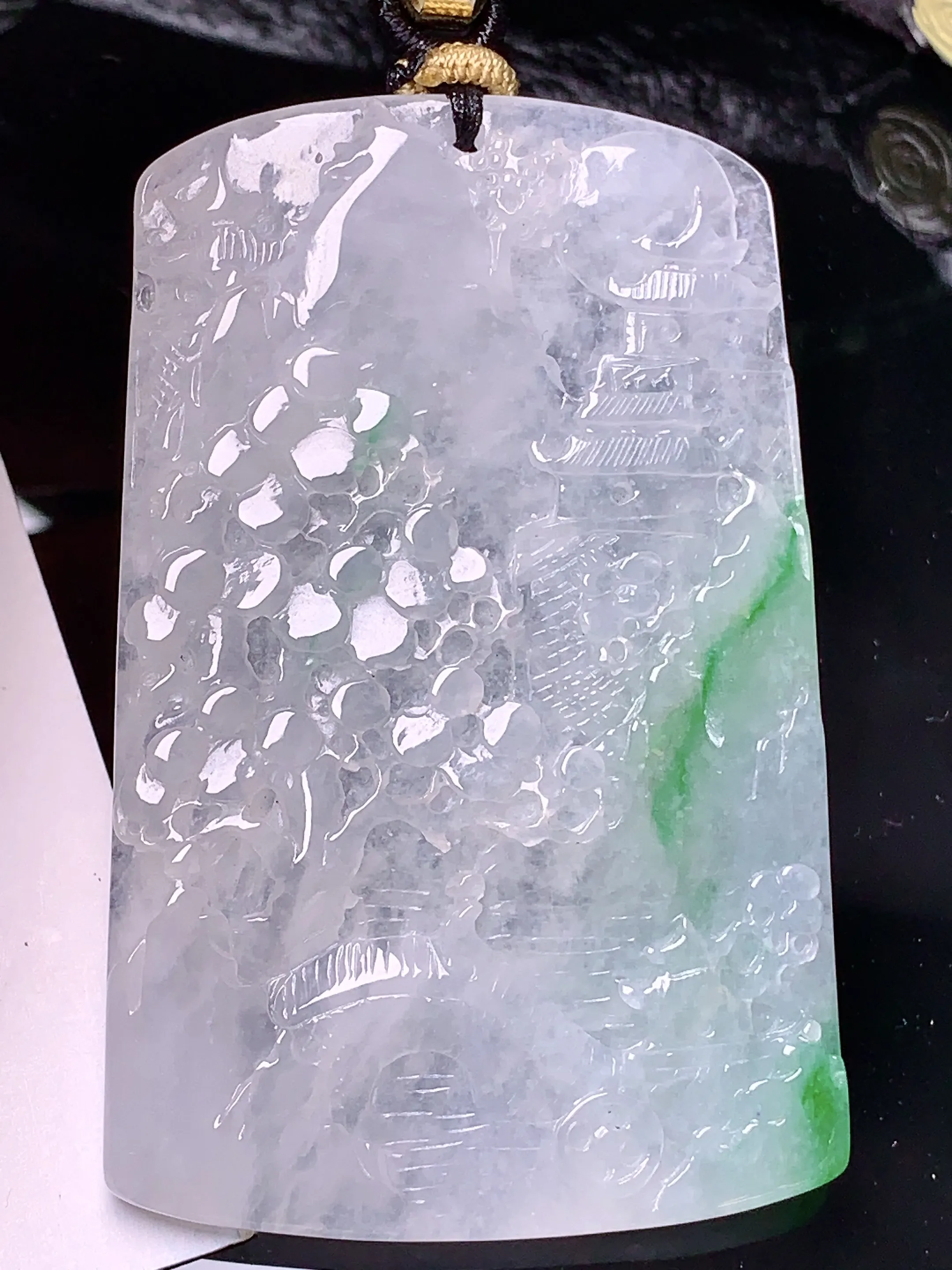 冰种飘绿山水吊坠 玉质细腻 色泽清新艳丽 整体尺寸62*39.6*4.5