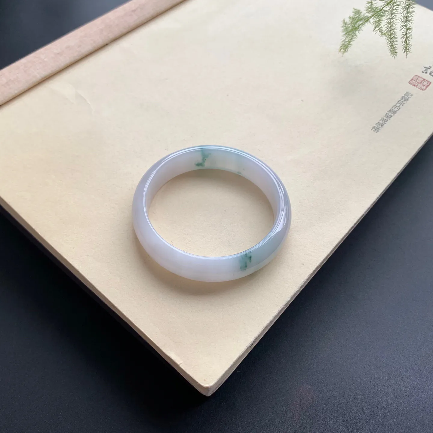 49.8圈口飘花正圈手镯 尺寸：49.8-11.5-6，无纹裂，细腻光滑，花色飘逸