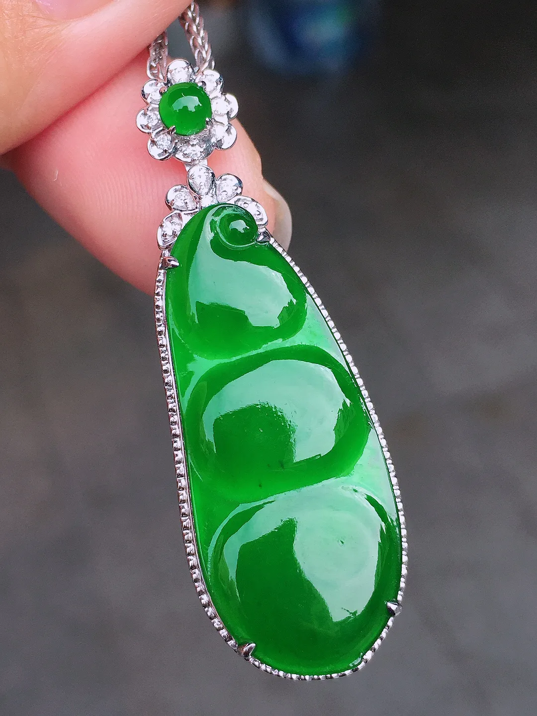 满绿福豆吊坠，色泽均匀浓郁，玉质细腻，荧光感超
强，饱满圆润，尽显优雅气质，18k
金豪华镶嵌