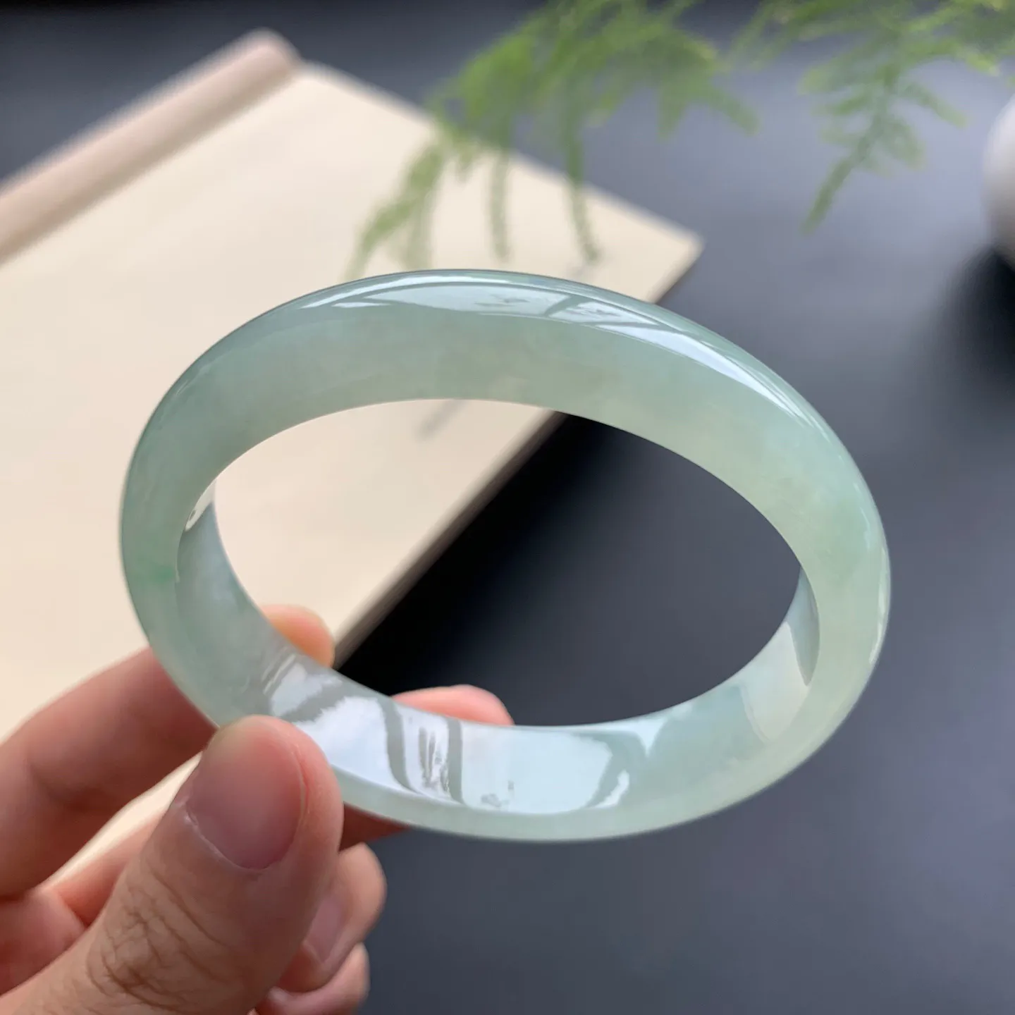 54.5圈口底色飘花贵妃手镯 尺寸：54.5-48-12.8-6.6，无纹裂，水润起胶，色泽亮丽