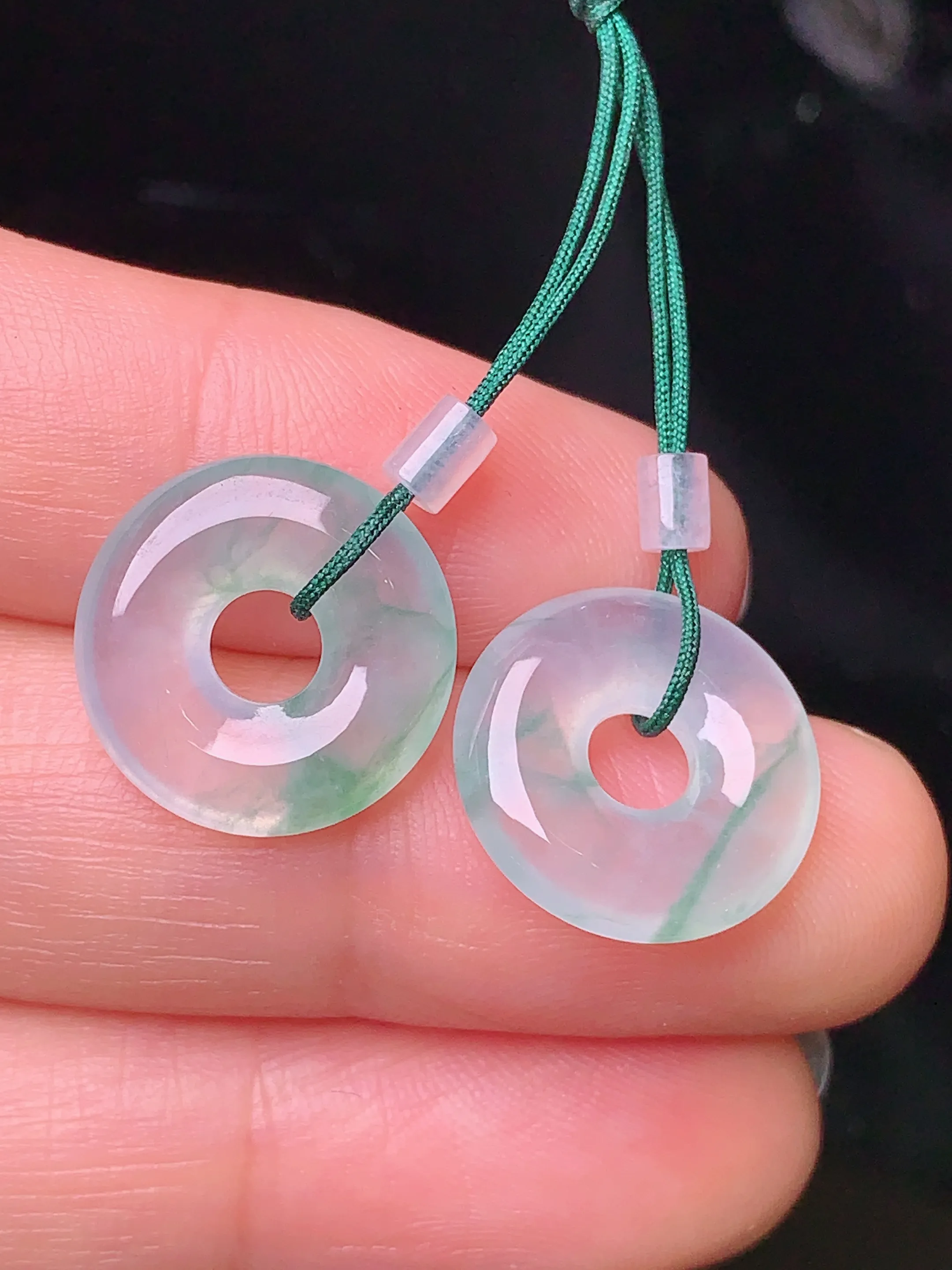 冰种飘绿平安扣一对 玉质细腻 色泽清新艳丽 整体尺寸 14.2*3.3