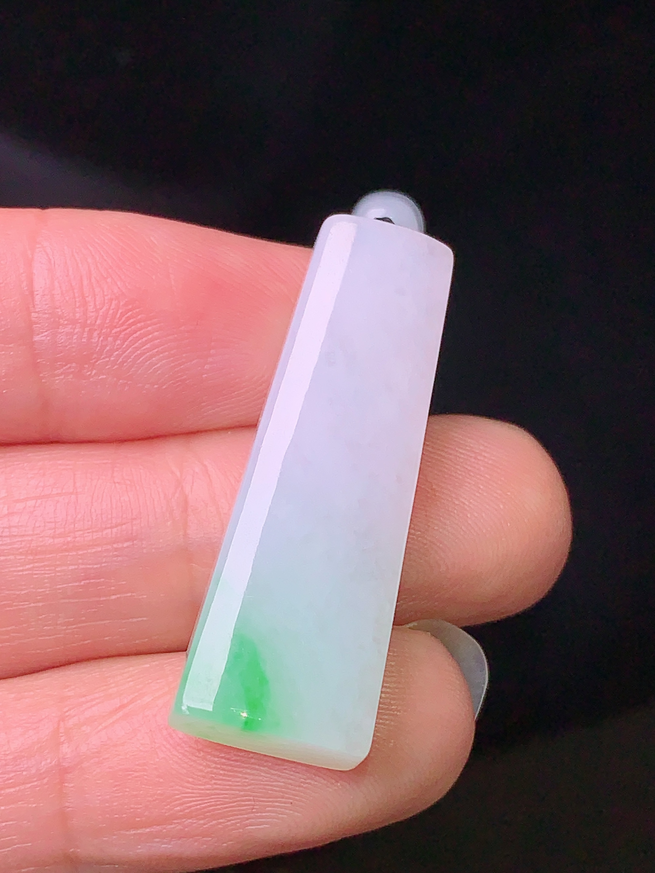 飘绿无事牌吊坠 玉质细腻 色泽清新艳丽 整体尺寸32.2*11*6.2