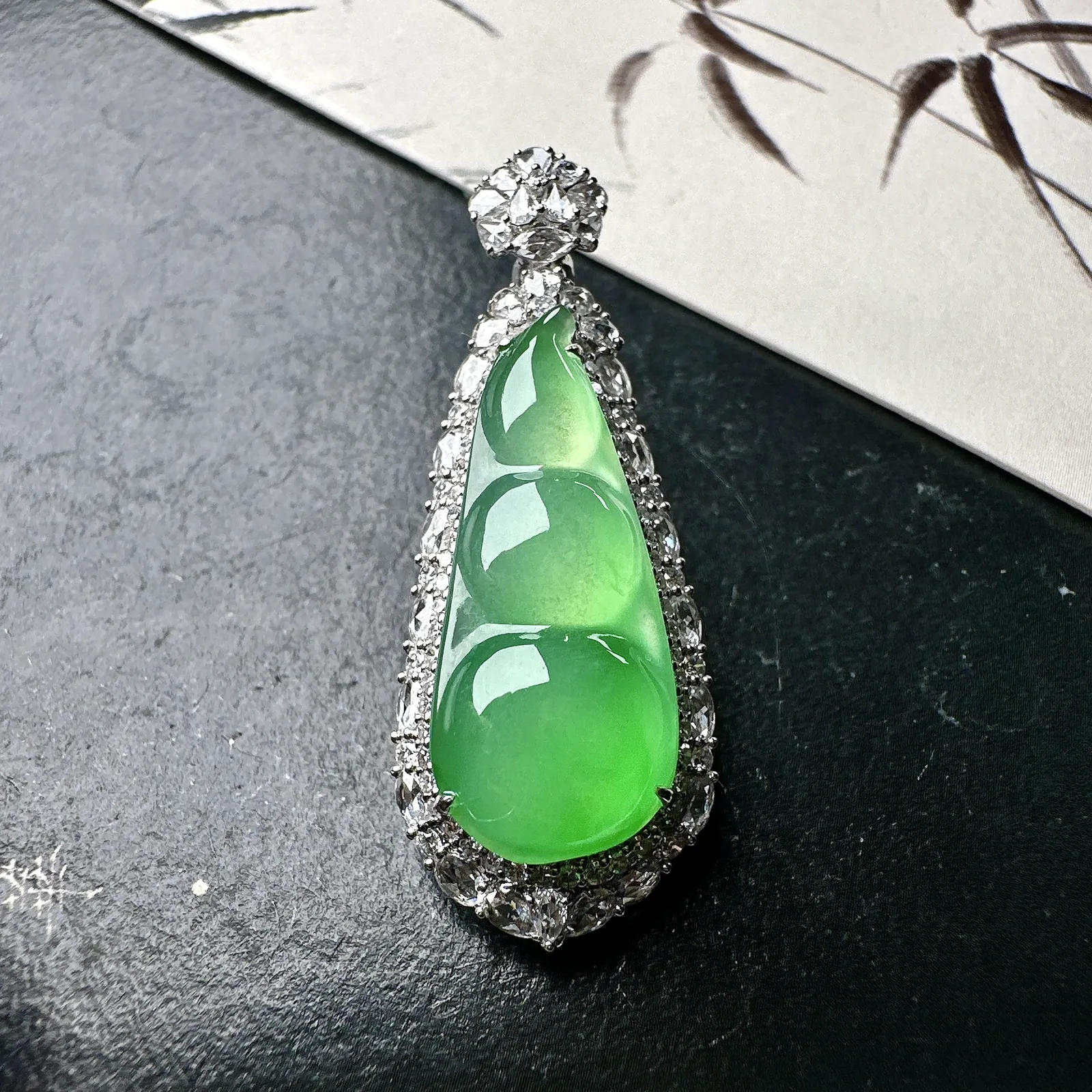 【冰种满绿福豆吊坠】种地上乘，冰感十足，通透起光，饱满圆润，18k金钻镶嵌，裸石尺寸23.7*10*
