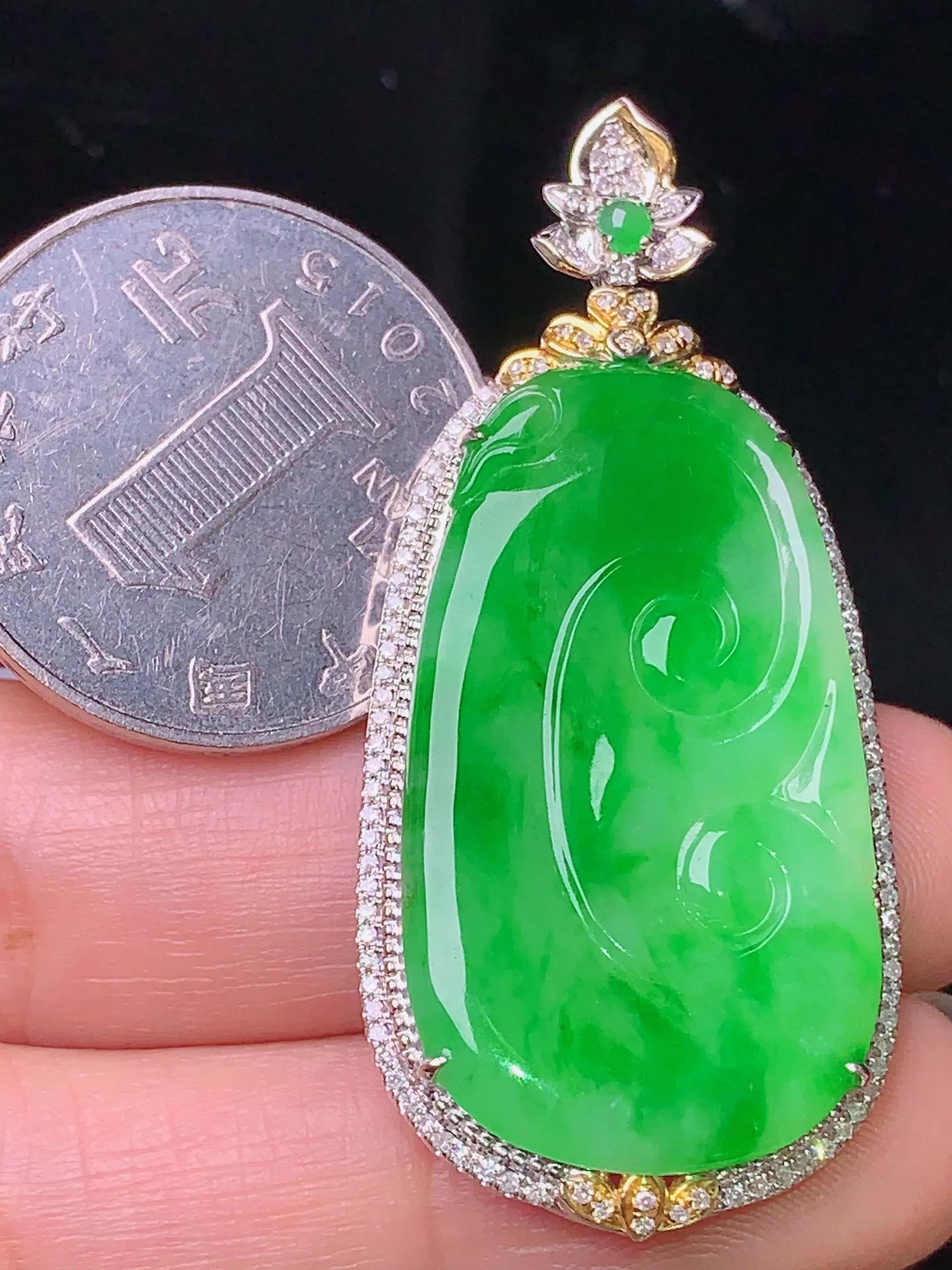 18k金钻镶嵌翠绿如意吊坠 玉质细腻 色泽清新艳丽 整体尺寸48*22.3*6.2