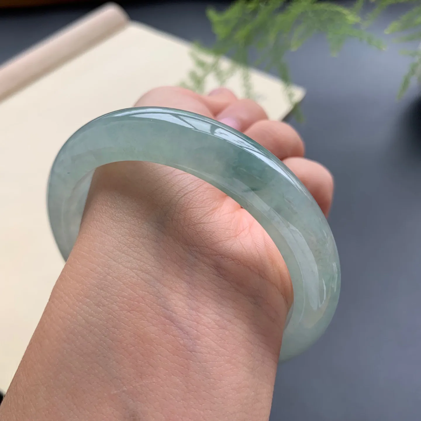 56.8圈口冰种飘花正圈手镯 尺寸：56.8-12.5-8，无纹裂，水润起胶，细腻光滑