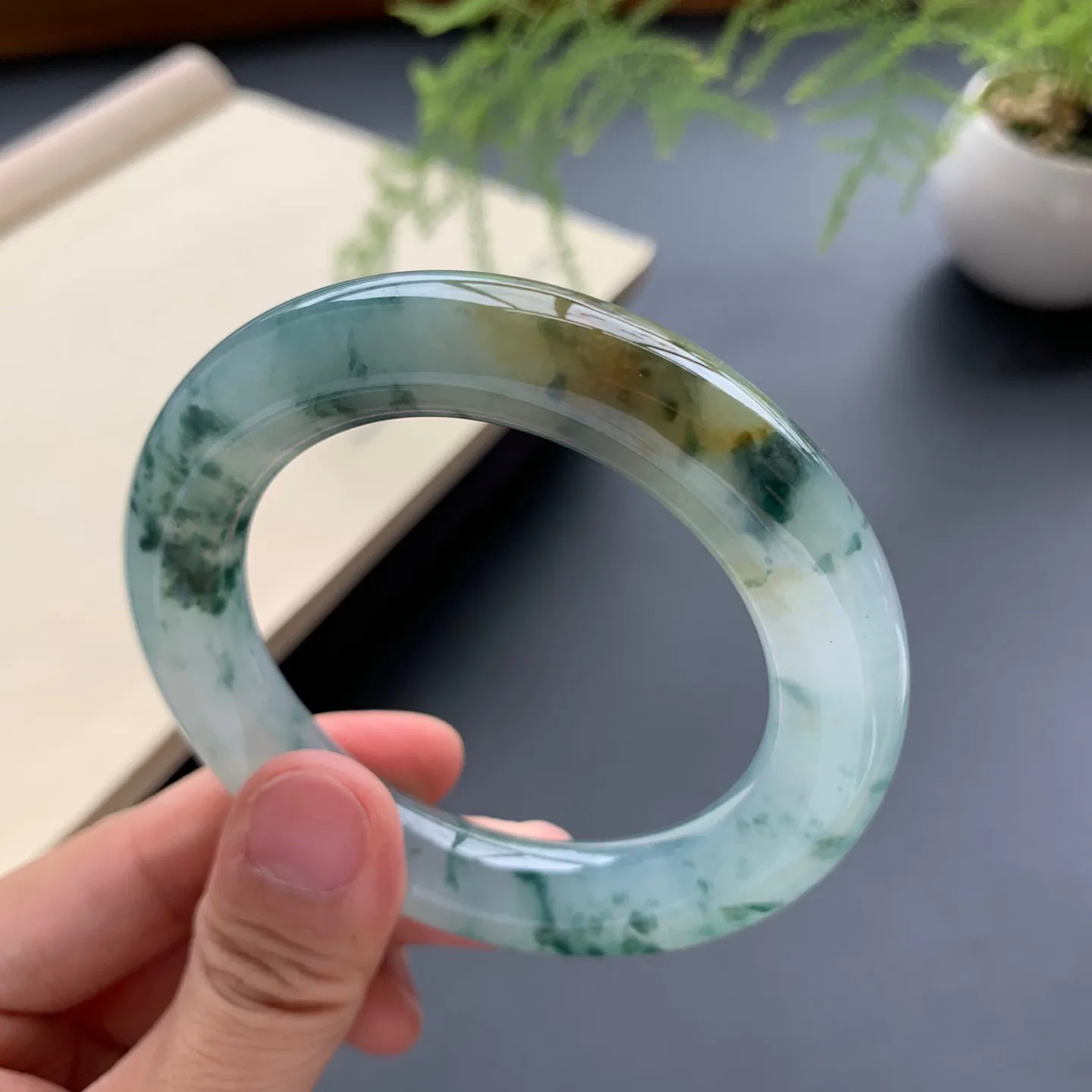 52圈口冰种飘花圆条手镯 尺寸：52-12，无纹裂，花色浓郁，条形饱满