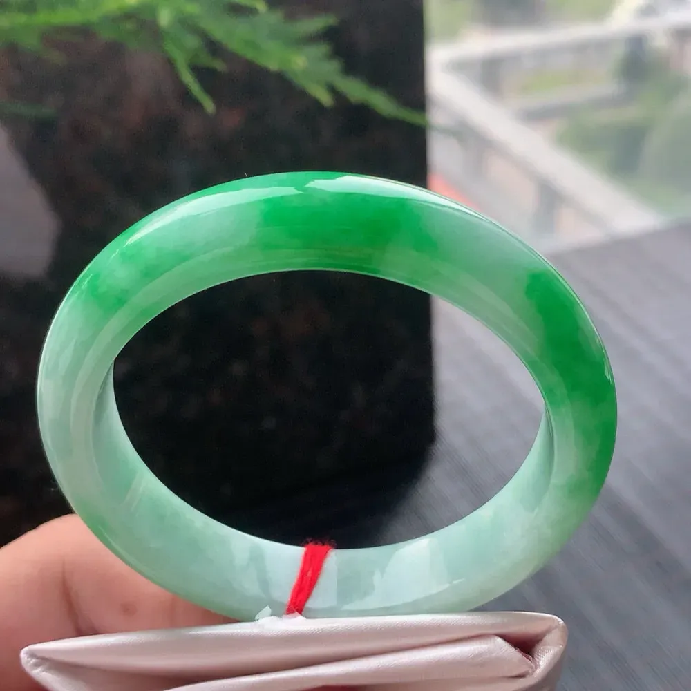 正圈冰糯阳绿 无瑕 尺寸:57.2/12.6/8.5 色阳