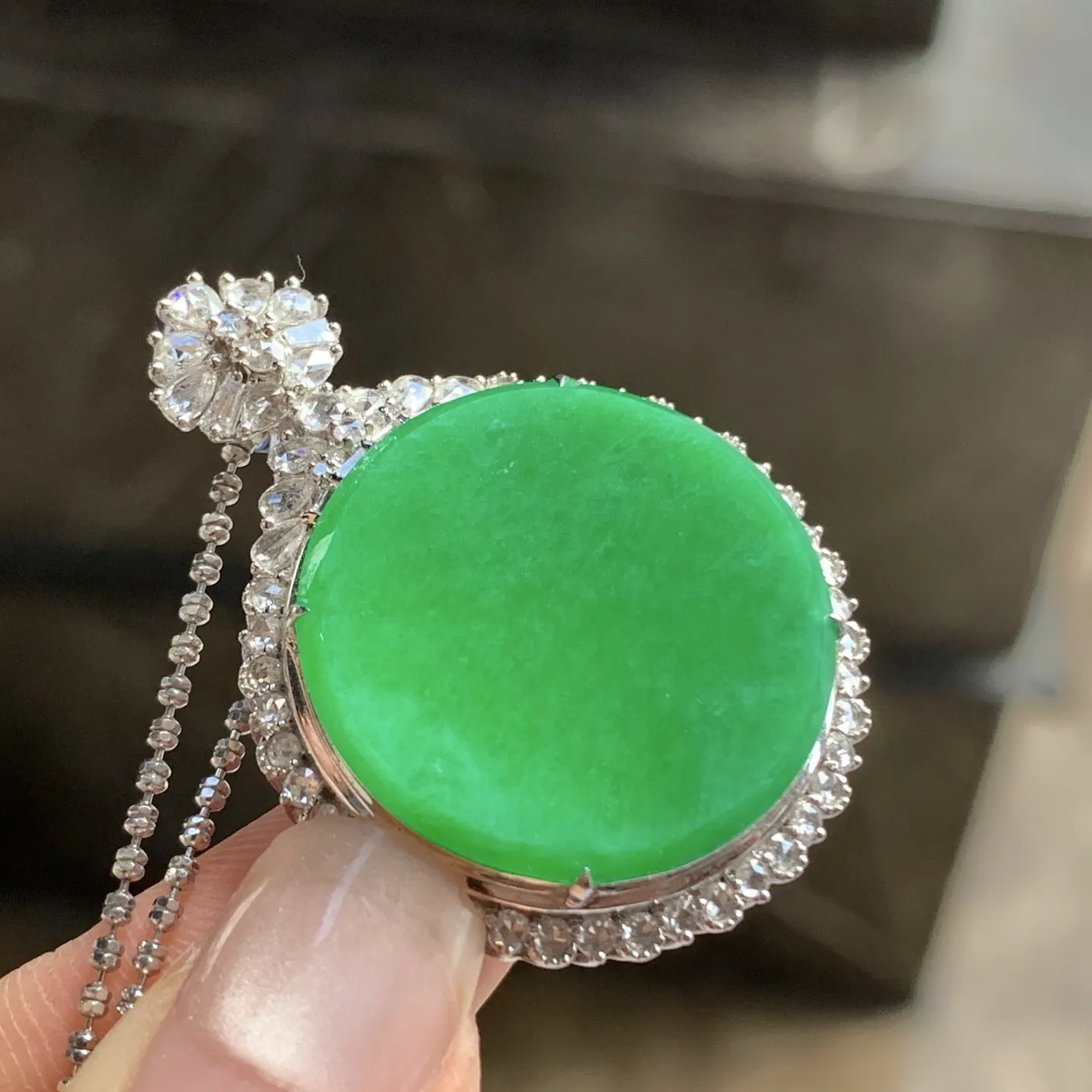 金钻镶嵌辣绿色圆牌^_^鲜艳 玉质温润