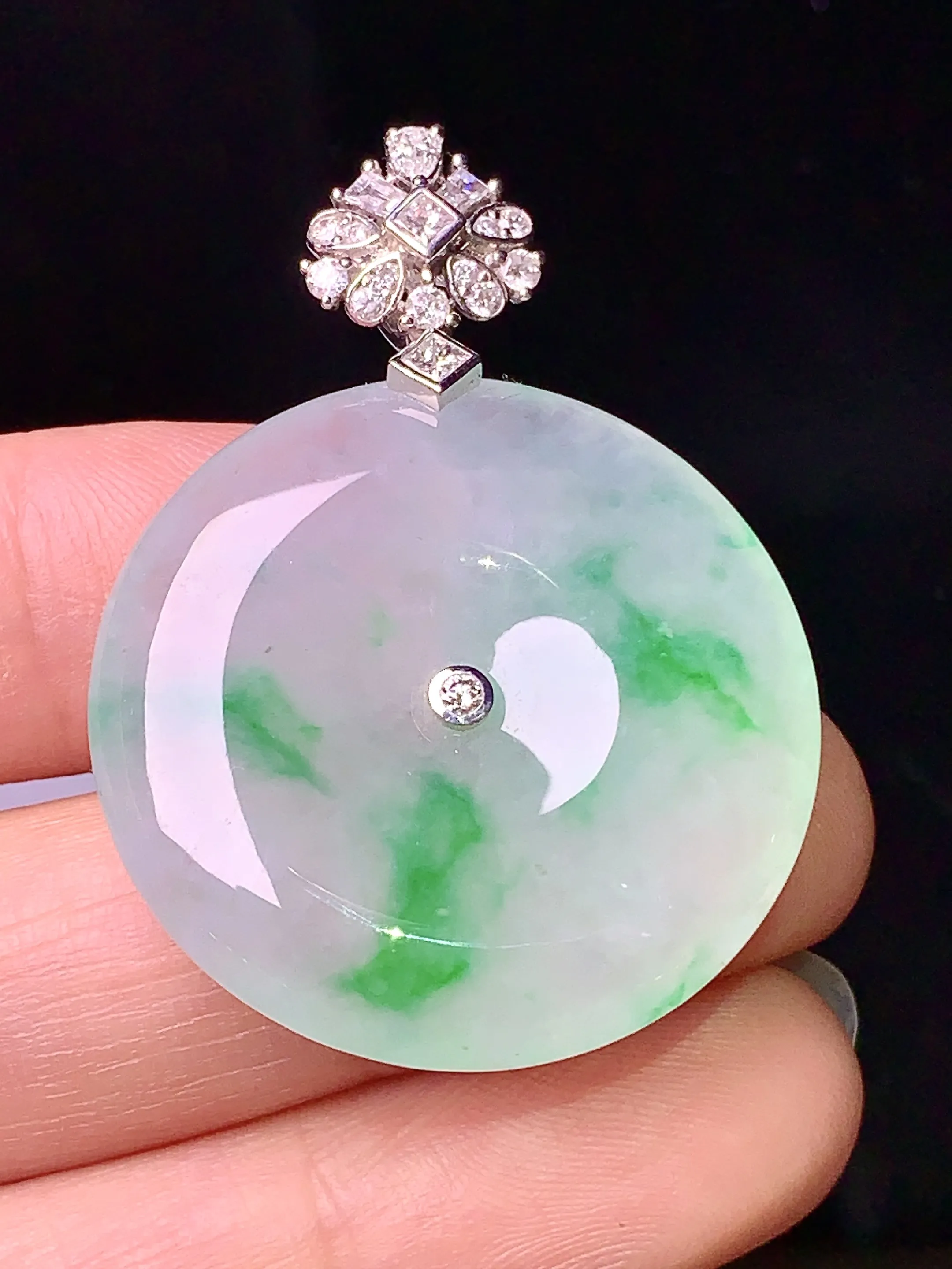 18k金钻镶嵌冰种飘绿平安扣吊坠 玉质细腻 色泽清新艳丽 整体尺寸40.5*29.5*5.6