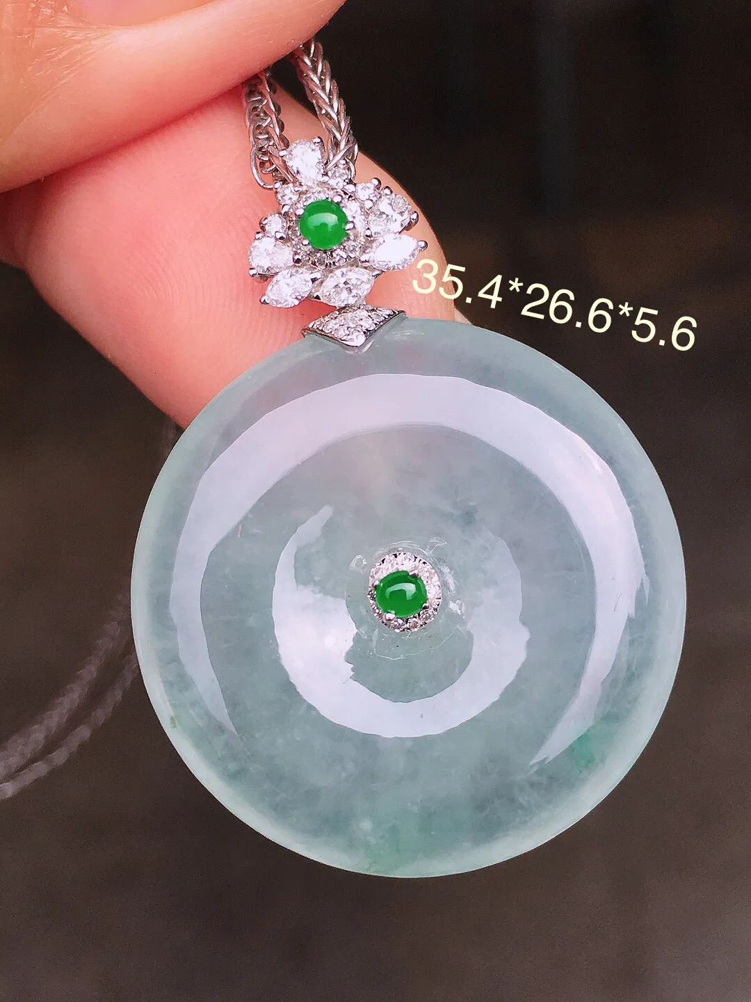 冰种平安扣吊坠，玉质细腻，荧光感超
强，饱满圆润，尽显优雅气质，18k
金豪华镶嵌