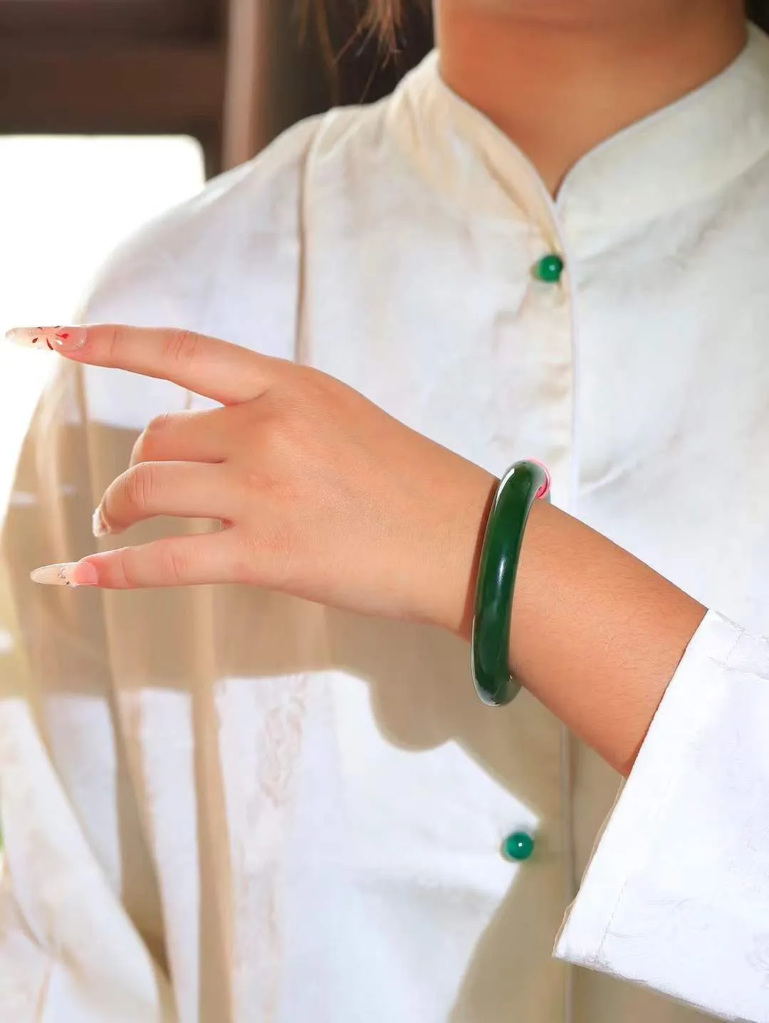 【玉佳人·手镯】

收藏级臻品️和田玉碧玉圆条手镯 ，玉质细腻油润，做工细致精美，端庄素雅，亭亭玉