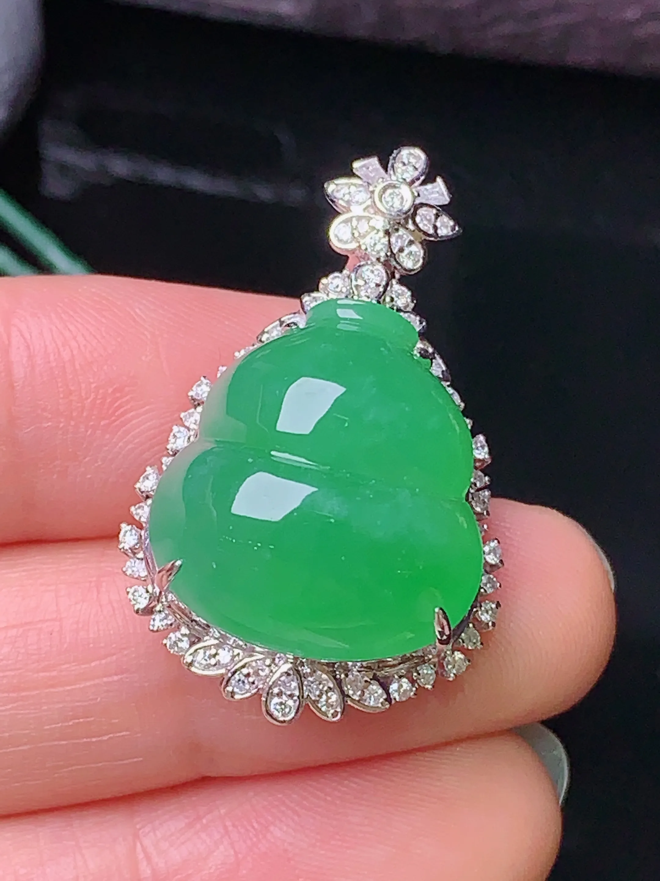 18k金钻镶嵌满绿葫芦吊坠 玉质细腻 色泽清新艳丽 整体尺寸32.8*20.2*14.5