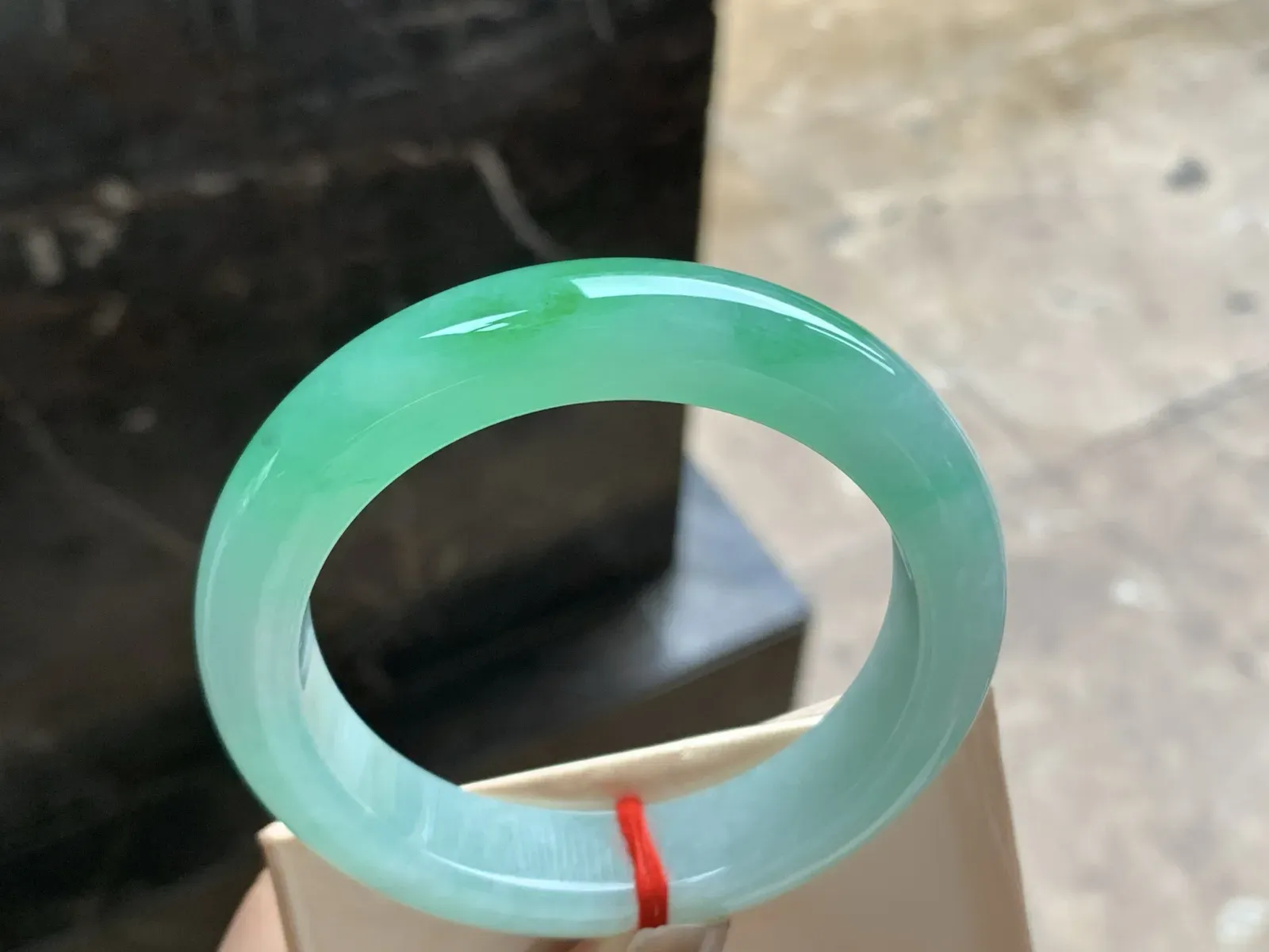 55.5-13.2-9.5

阳绿色手镯^_^色阳 玉质温润