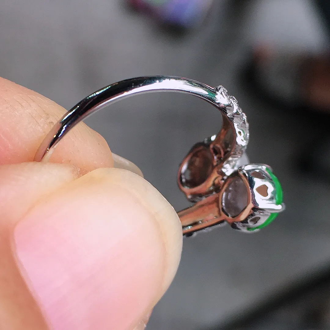 （冰+绿）二合一戒指，色泽均匀艳丽，玉质细腻，荧光感超
强，饱满圆润，尽显优雅气质，18k
金豪华镶嵌