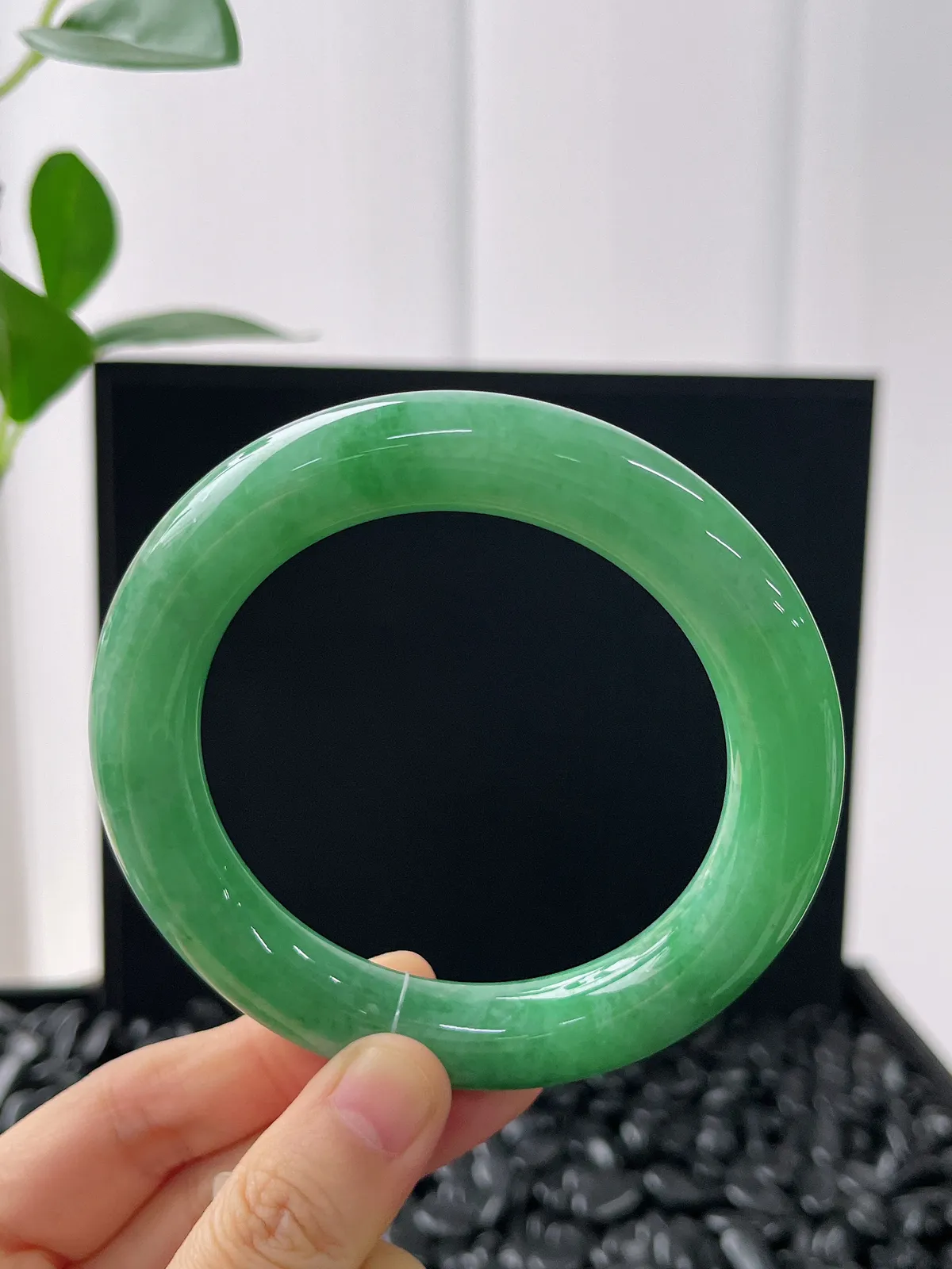 圆镯60圈口，翡翠糯化种绿色手镯