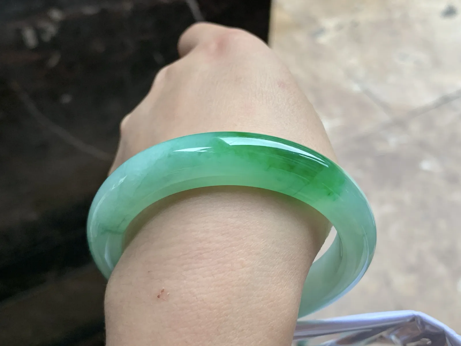 55.5-12.2-9.2

辣绿色手镯^_^颜色鲜艳 玉质温润