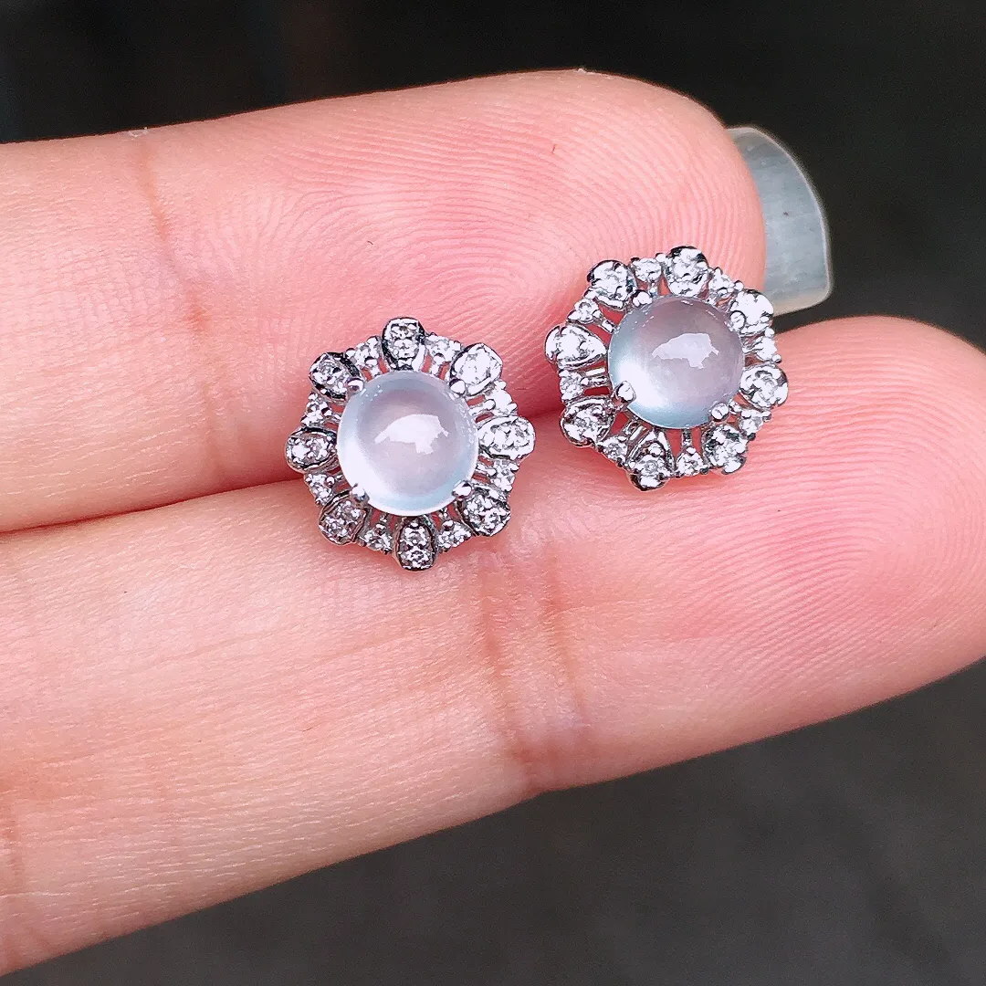 冰种蛋面耳钉，玉质细腻，荧光感超
强，饱满圆润，尽显优雅气质，18k
金豪华镶嵌