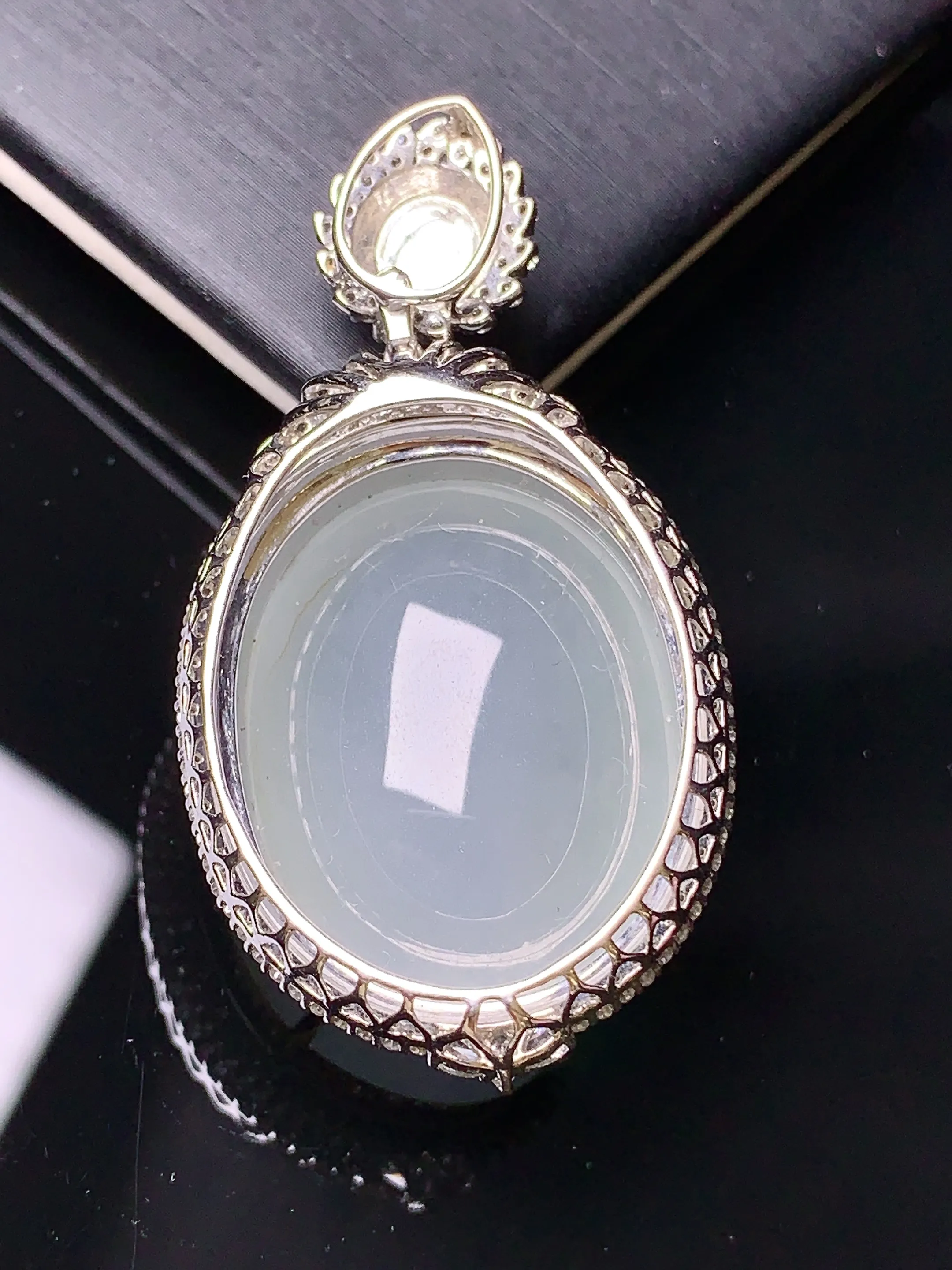 18k金钻镶嵌冰种蛋面吊坠 玉质细腻 色泽清新艳丽 整体尺寸45.2*24*15