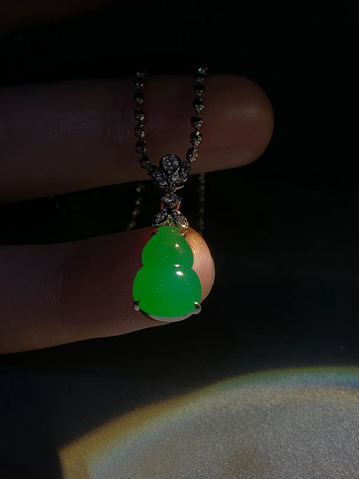 绿葫芦吊坠，裸石12.5-9-4.5mm，
整体25.5-9-6.2mm，
18K金，南非钻，不配链子