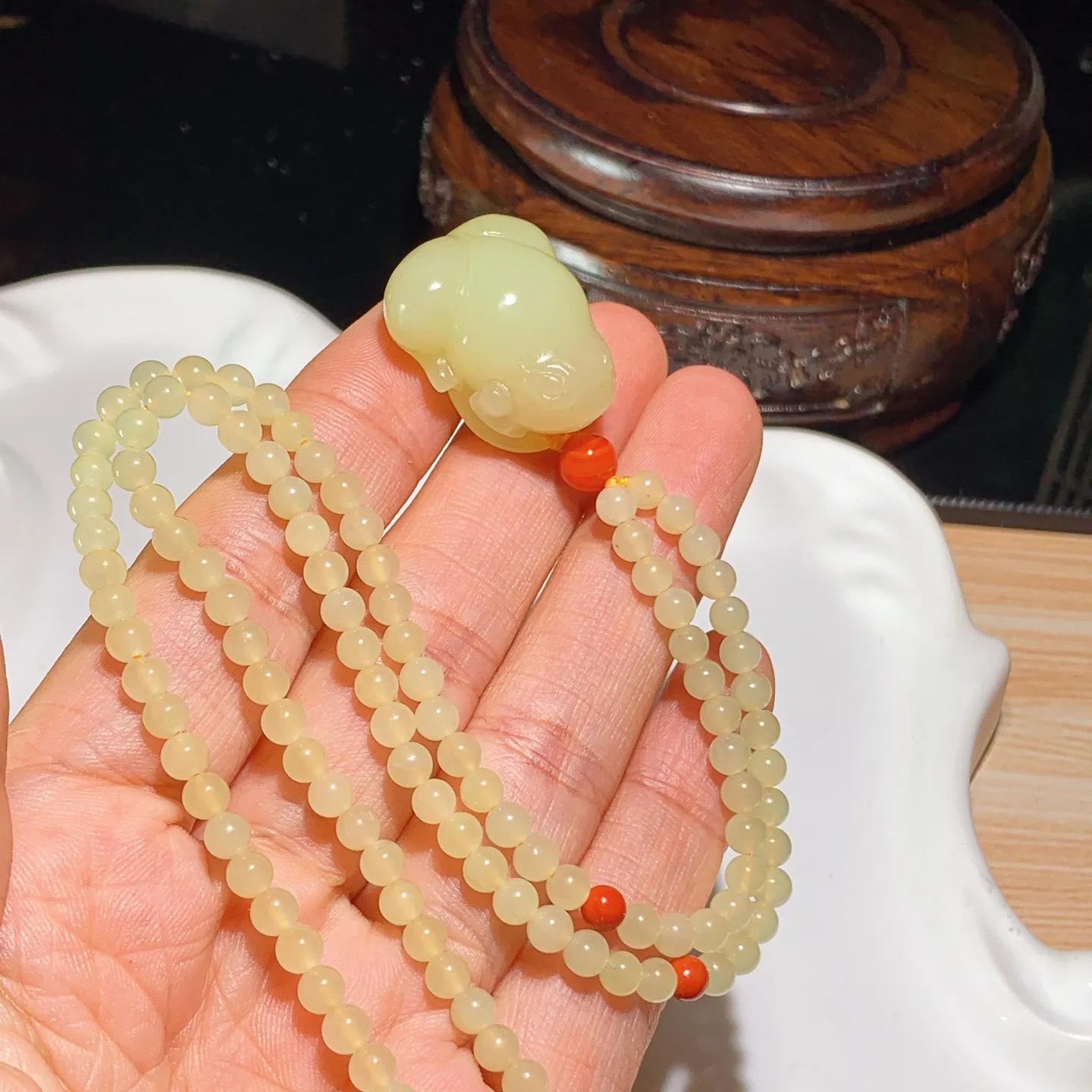 新疆和田玉若羌黄口料呱呱来财挂件。尺寸25/21/15重27.5克。玉质细腻油润。手推出油。佩戴高端典雅。lt251031