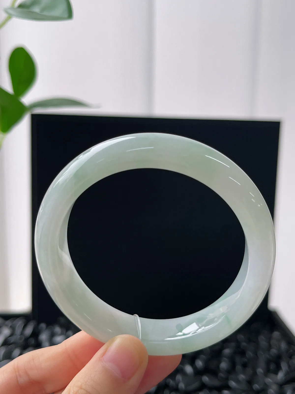 正圈54.5圈口，翡翠冰糯种飘绿手镯