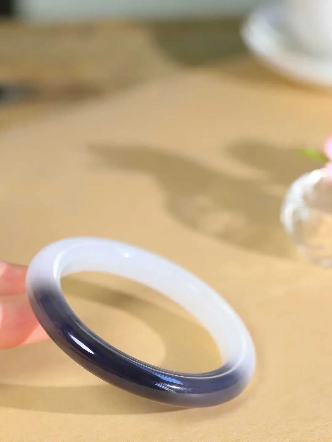 【腕间柔情.手镯】   

收藏级️和田玉白玉烟紫双色手镯 玉质温润细腻 油性十足 古朴秀雅 轻抚岁月的栏杆软香温玉，腕间玉镯轻轻晃动，令人情动心间，撷一缕月末的芬芳，把心思铺陈，时光静美，惟有你最温柔。重45.5克   尺寸55.5-9.2-9.2mm  46801655A