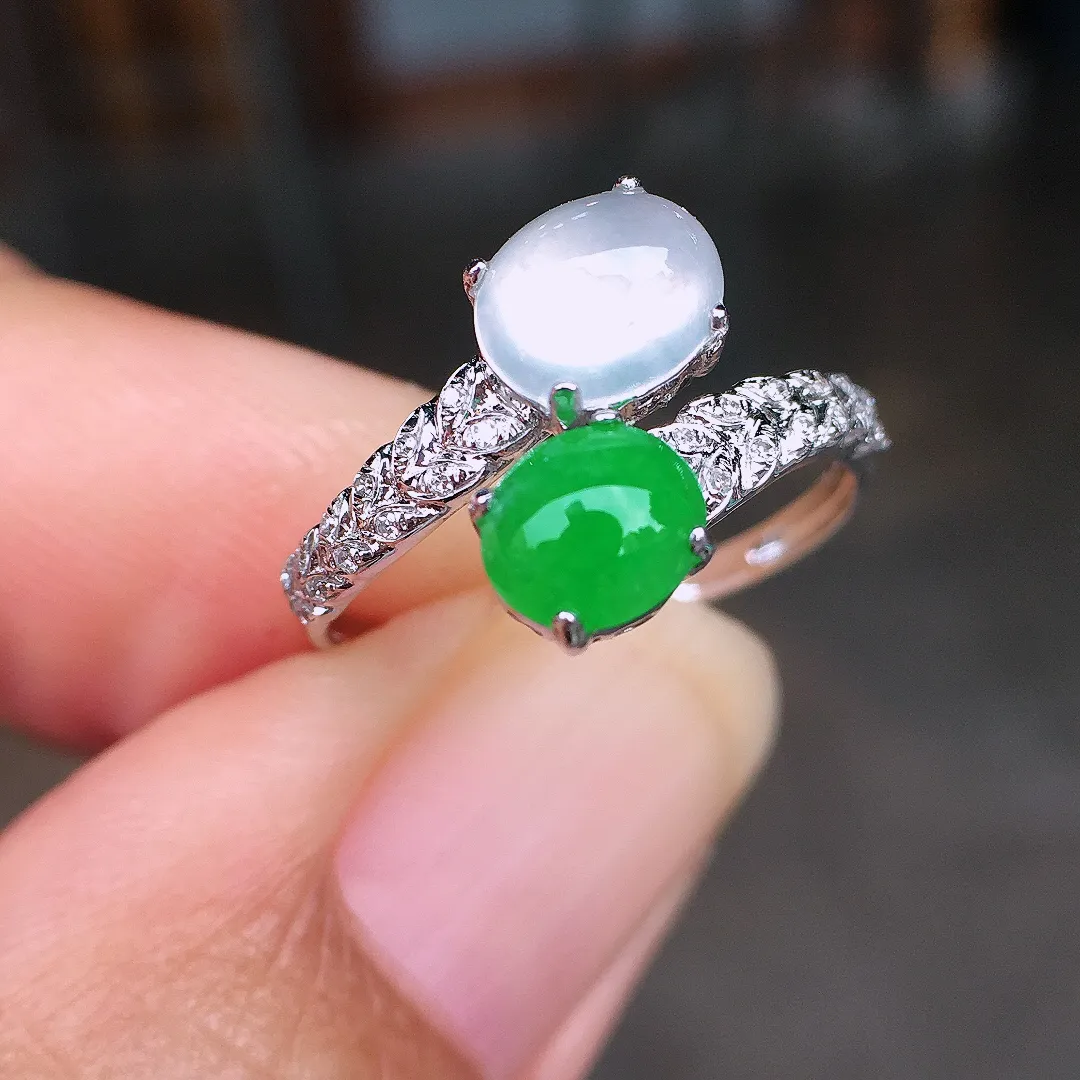 （冰+绿）二合一戒指，色泽均匀艳丽，玉质细腻，荧光感超
强，饱满圆润，尽显优雅气质，18k
金豪华镶嵌
