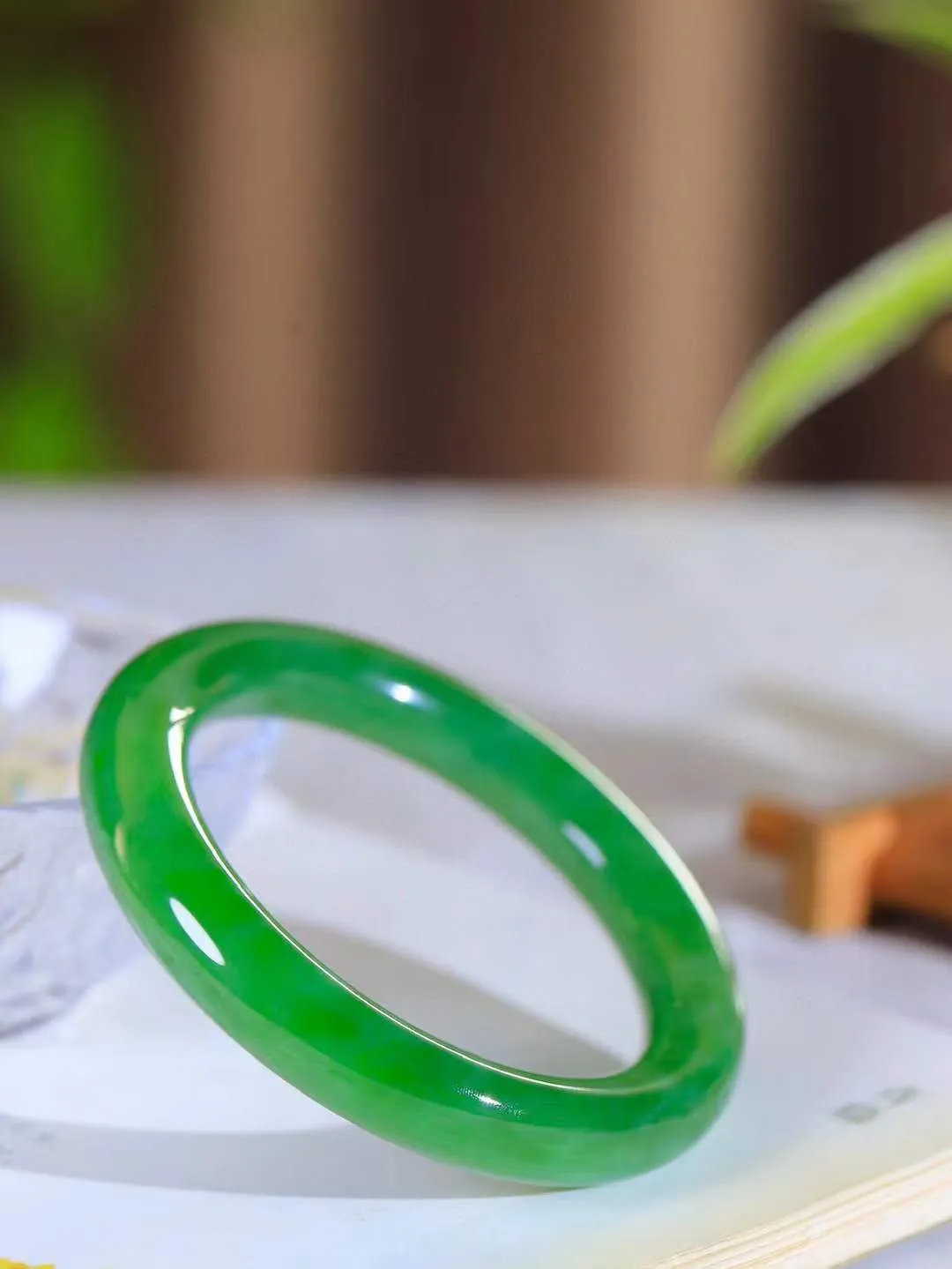 【玉佳人·手镯】

收藏级️和田玉碧玉圆条手镯 ，玉质细腻油润，做工细致精美，端庄素雅，亭亭玉立，芊芊素手。芊芊素手，怎能忘镯？秀美圆条，更显婀娜。内径58.5mm 尺寸11.6-11.5mm重72克69110280A