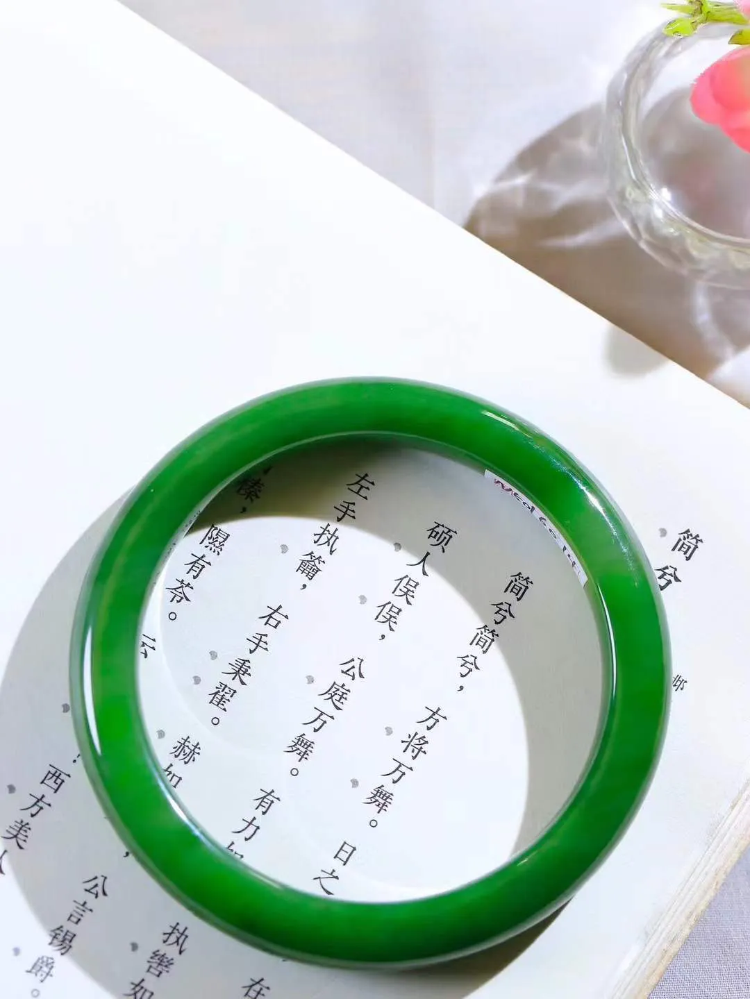 【温润如心.镯】

精品️和田玉碧玉手镯，精选上等碧玉料，色泽清透，质地细腻。佩戴它，感受千年玉文化的温润与优雅，愿它为您带来平安与幸福。重50.6克  尺寸59.5-10.3-8.8mm  10110211A