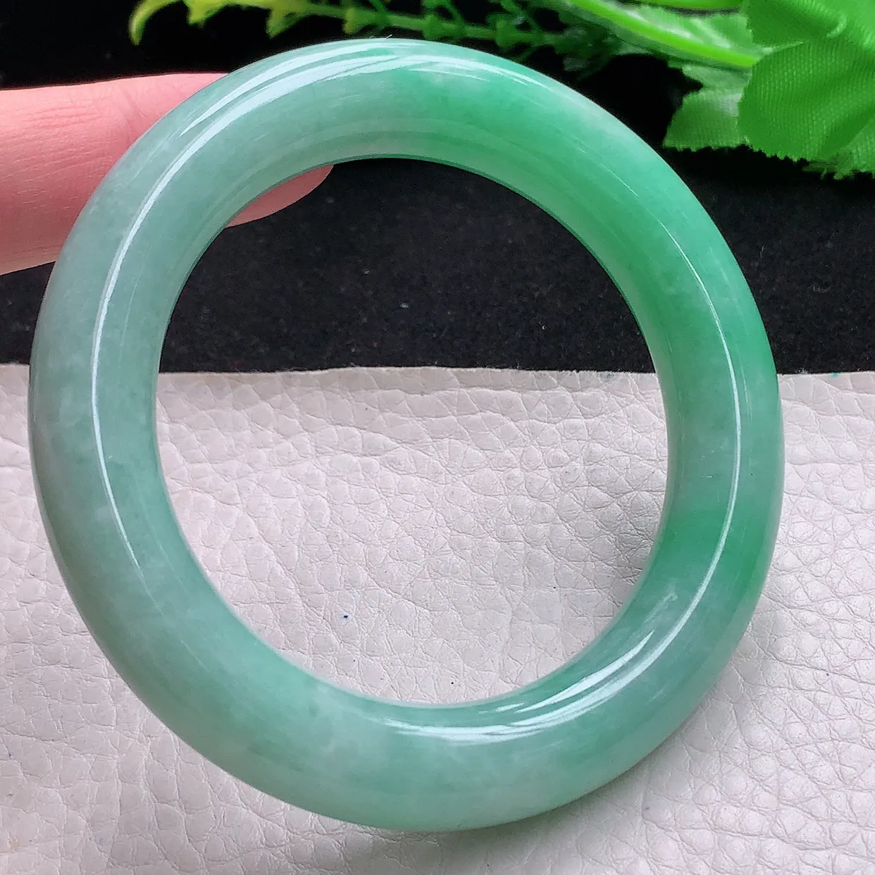 xc自然光55*12*11.7胖圆镯天然缅甸翡翠飘绿厚装圆条玉镯子