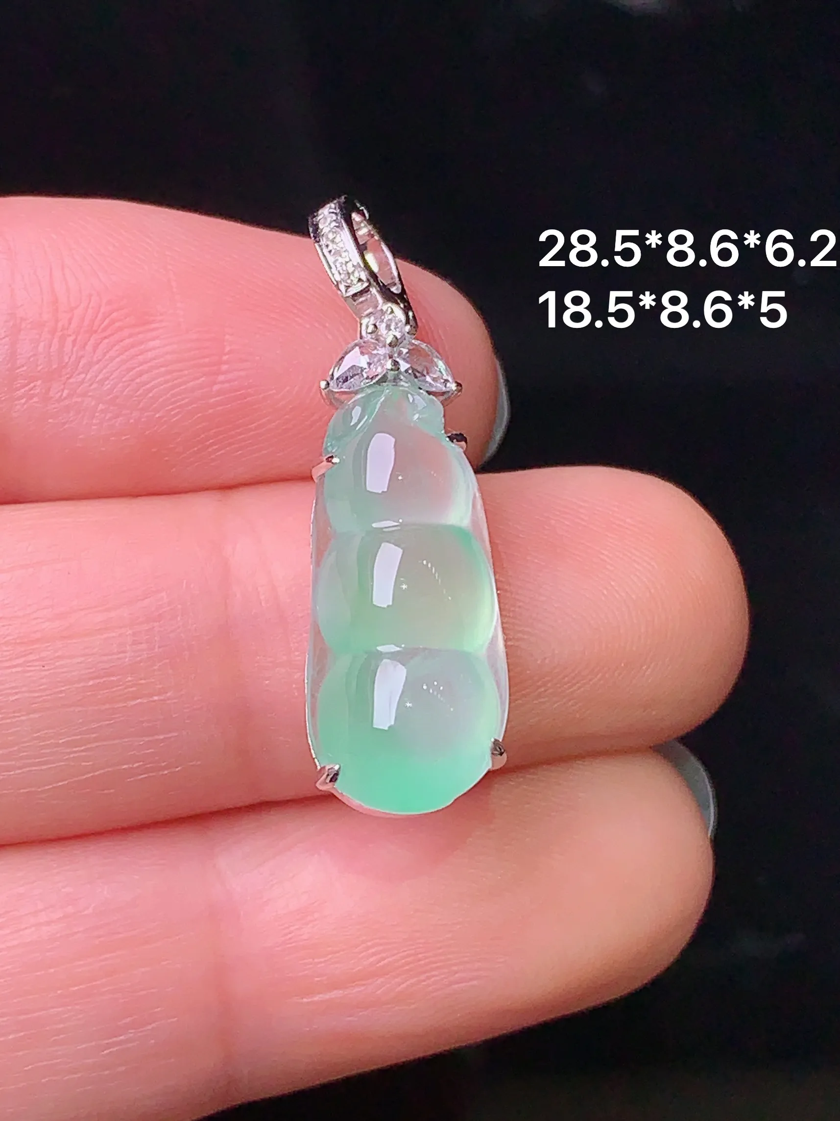 18k金钻镶嵌冰种四季豆吊坠 玉质细腻 色泽清新艳丽 整体尺寸28.5*8.6*6.2