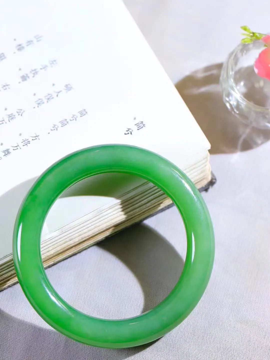 （温柔雅致.手镯）

收藏级臻品️和田玉碧玉手镯。镯型饱满，温润细腻，脂润沁香。️执一卷书，沏一盏茶，着一袭裙，戴一只镯。淡淡浅笺，素心若兰，静赏玉中诗画。悠悠岁月，芊手轻摘，盛满诗样芳华。重63.5克   尺寸55-11.7-10.8mm    FDA-32110200