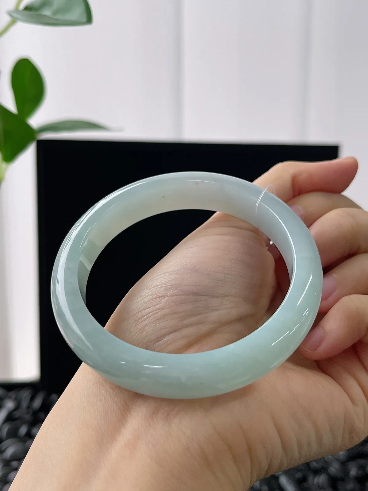 正圈56圈口，翡翠糯化种淡绿色手镯