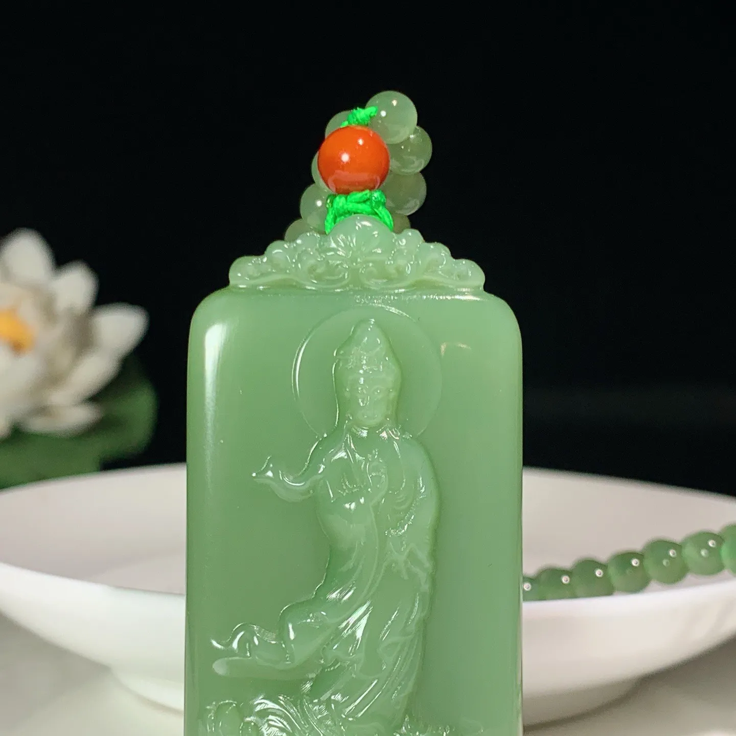 和田玉粉绿俄罗斯碧玉立体战观音牌子挂件。尺寸54.5/29.1/12重59.1克 玉质细腻油润 底色纯净 脂粉好，品质好。lt251031
